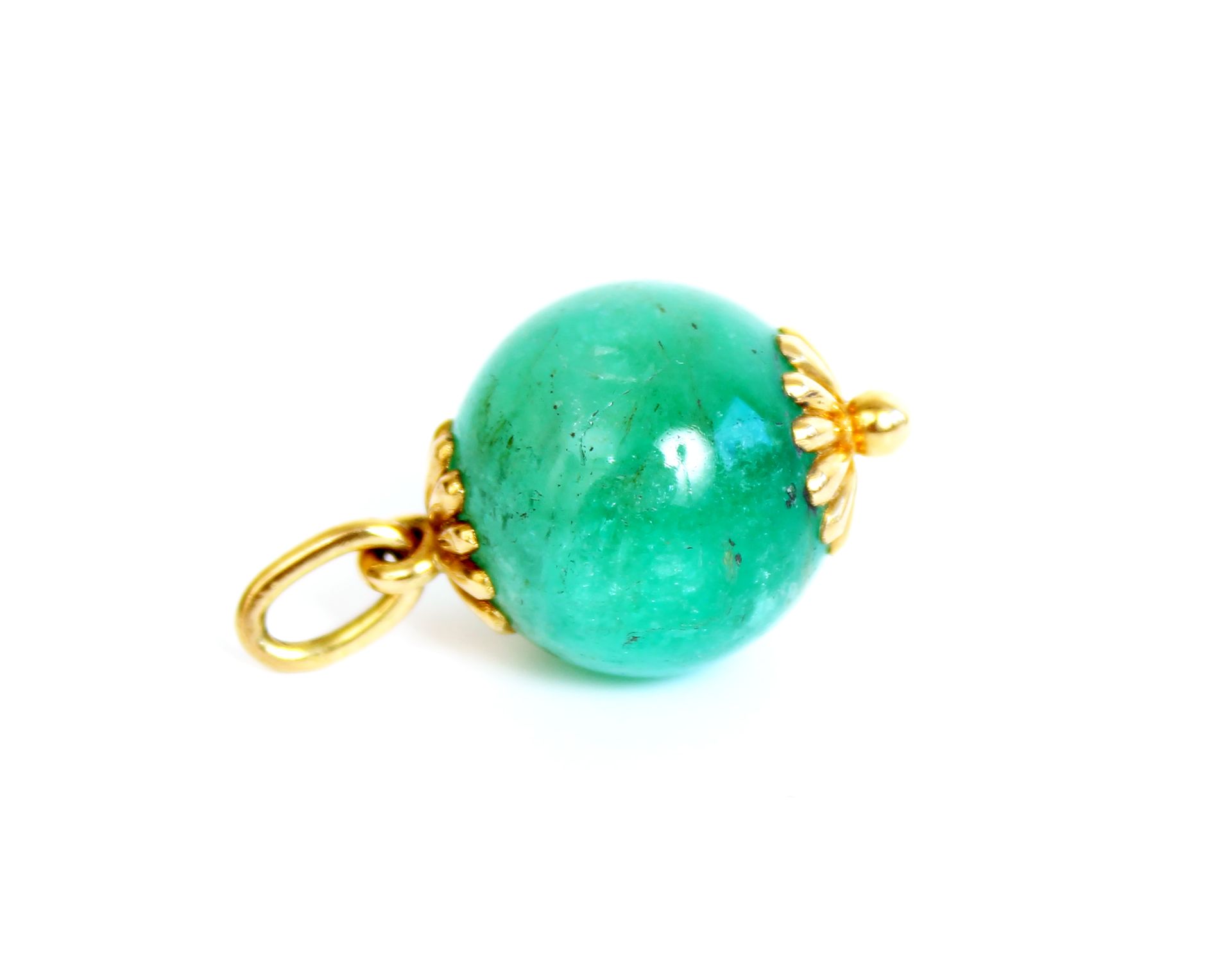 Null Pendant ball in emerald, the setting is in yellow gold 18K (750 thousandths&hellip;