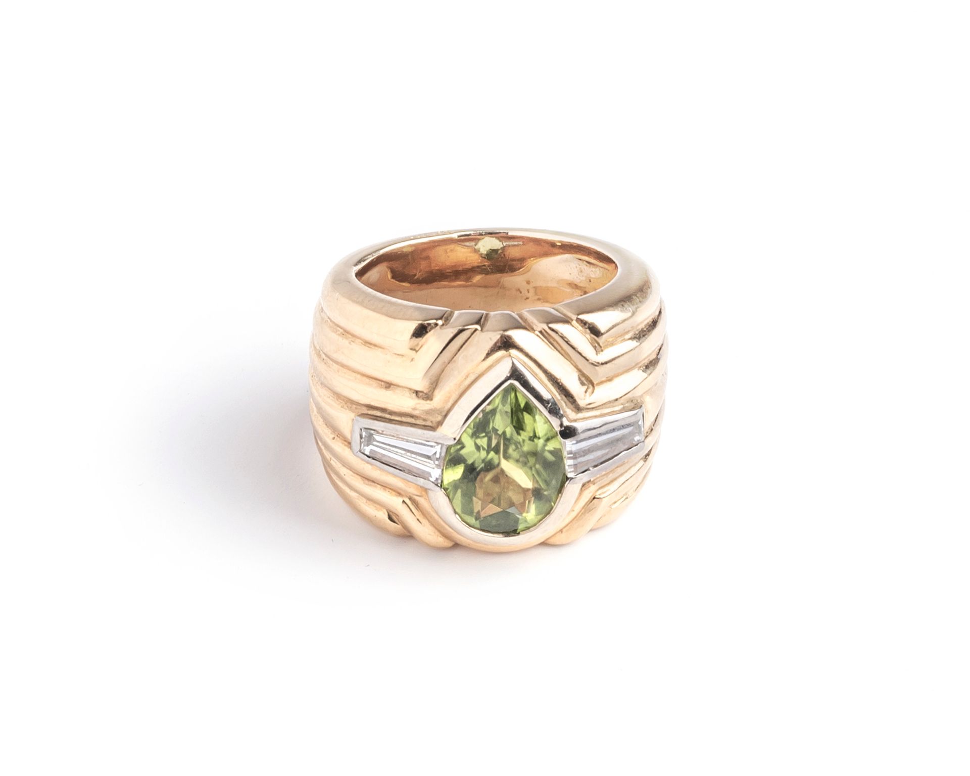 Null OJ PERRIN
双色18K(750千分之一)金戒指，饰有凹槽，镶嵌一颗琢磨过的梨形橄榄石和一颗锥形钻石
已签名
手指尺寸：45
毛重：17.3克