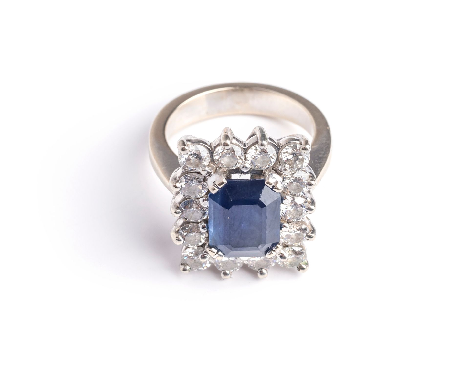 Null Ring in 14K white gold (585 thousandths), set with an emerald-cut sapphire &hellip;