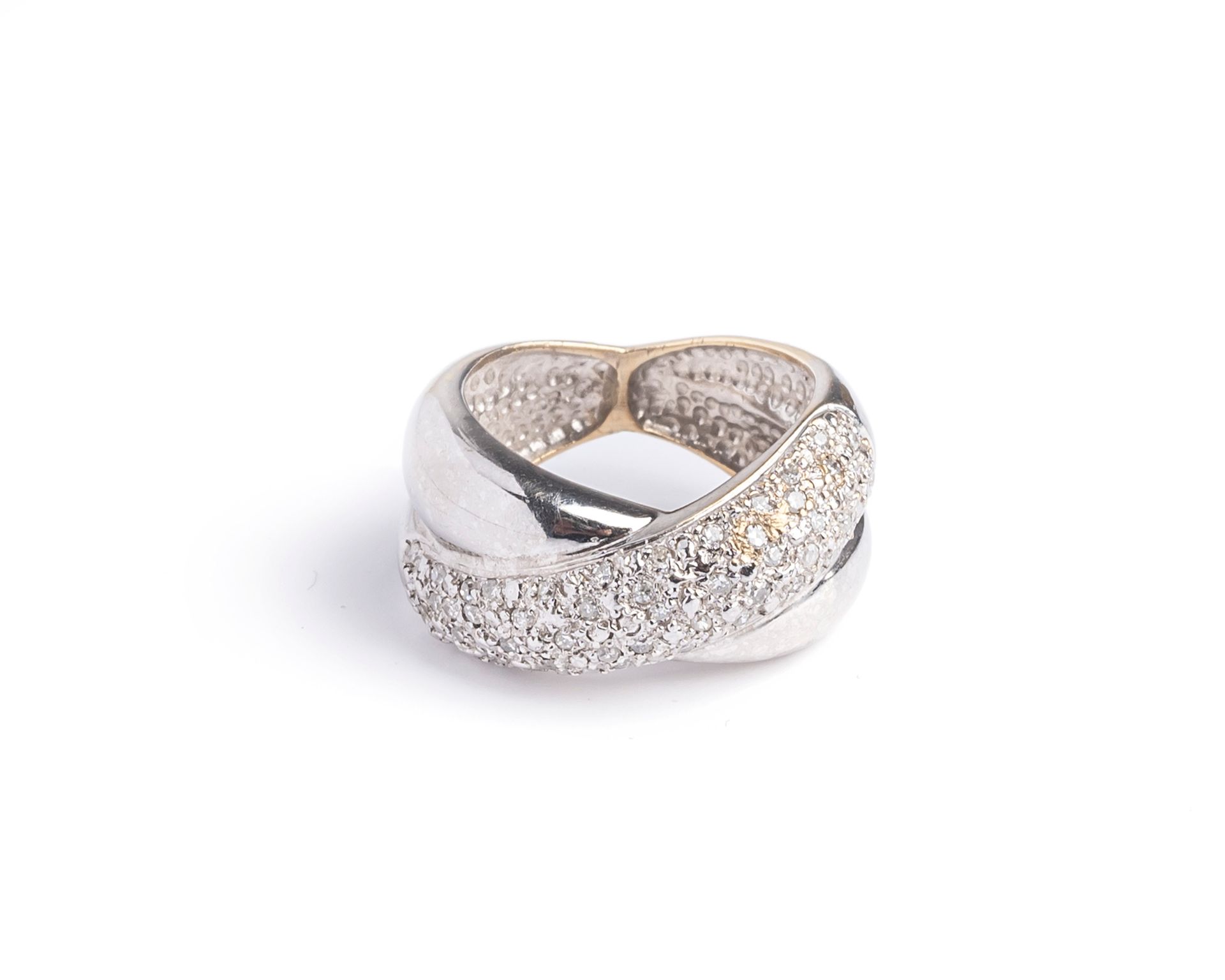 Null 双色18K（千分之七十五）黄金十字架戒指，戒指上铺设了明亮型切割钻石，采用种子镶嵌方式
手指尺寸 : 48
毛重 : 6,3 g.