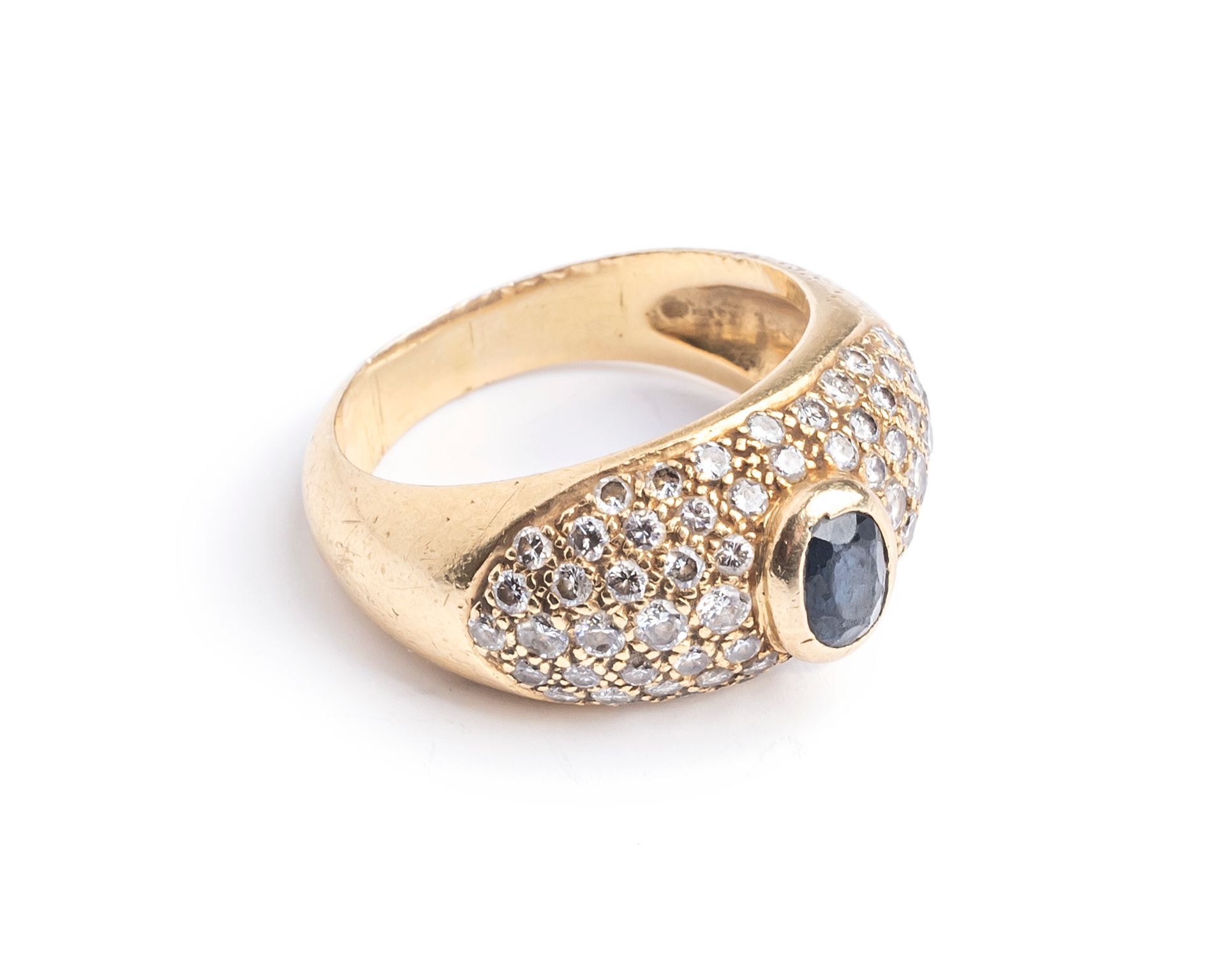 Null 18K（750千分之一）黄金戒指，铺设明亮式切割钻石，并镶嵌有一颗椭圆形刻面蓝宝石（碎片）。
手指尺寸 : 57
毛重 : 10.1克