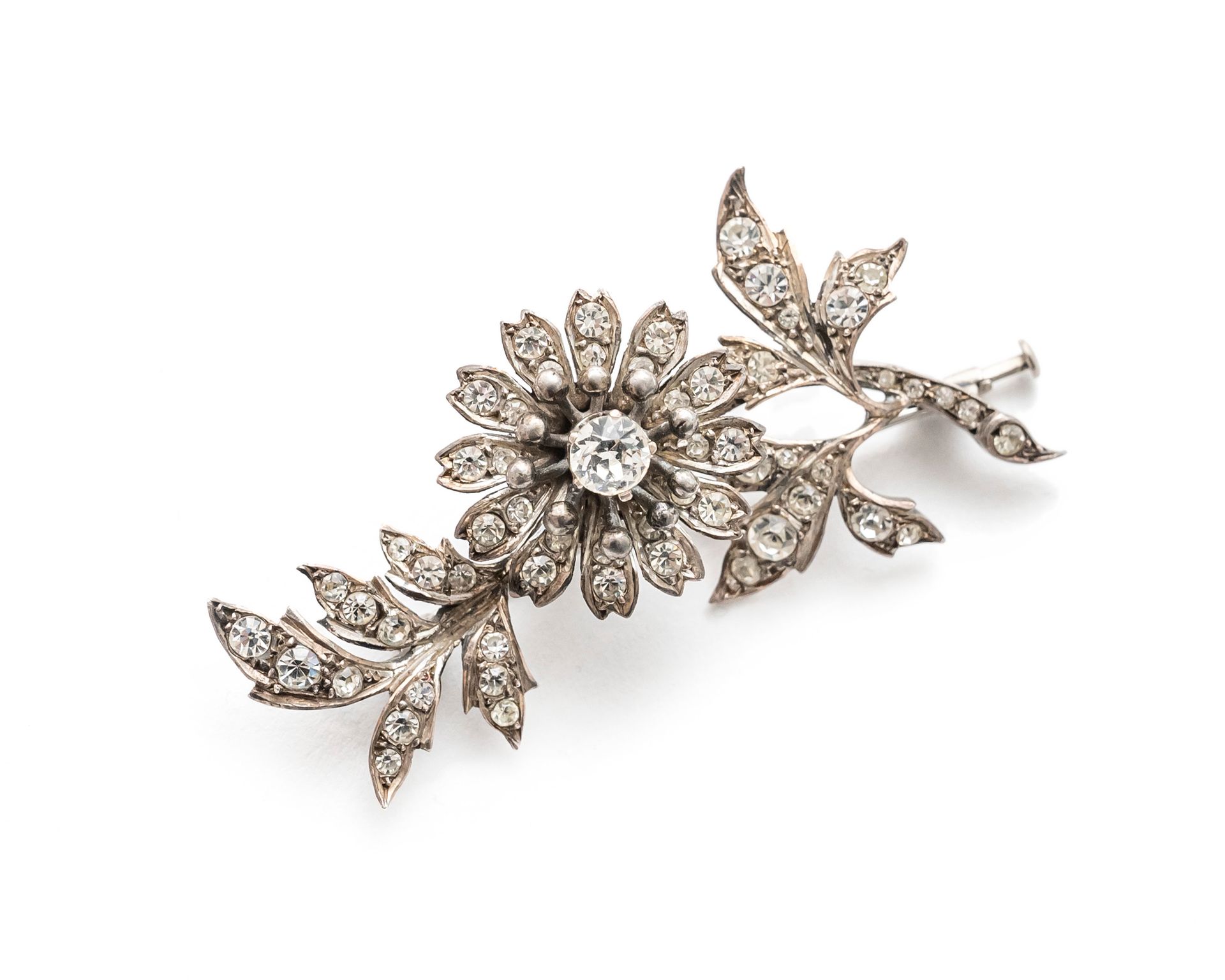 Null 银制（925千分之一）胸针，装饰有花枝，并镶嵌有莱茵河宝石
作品 19世纪下半叶
长度 : 7 cm
毛重 : 20,1 g.