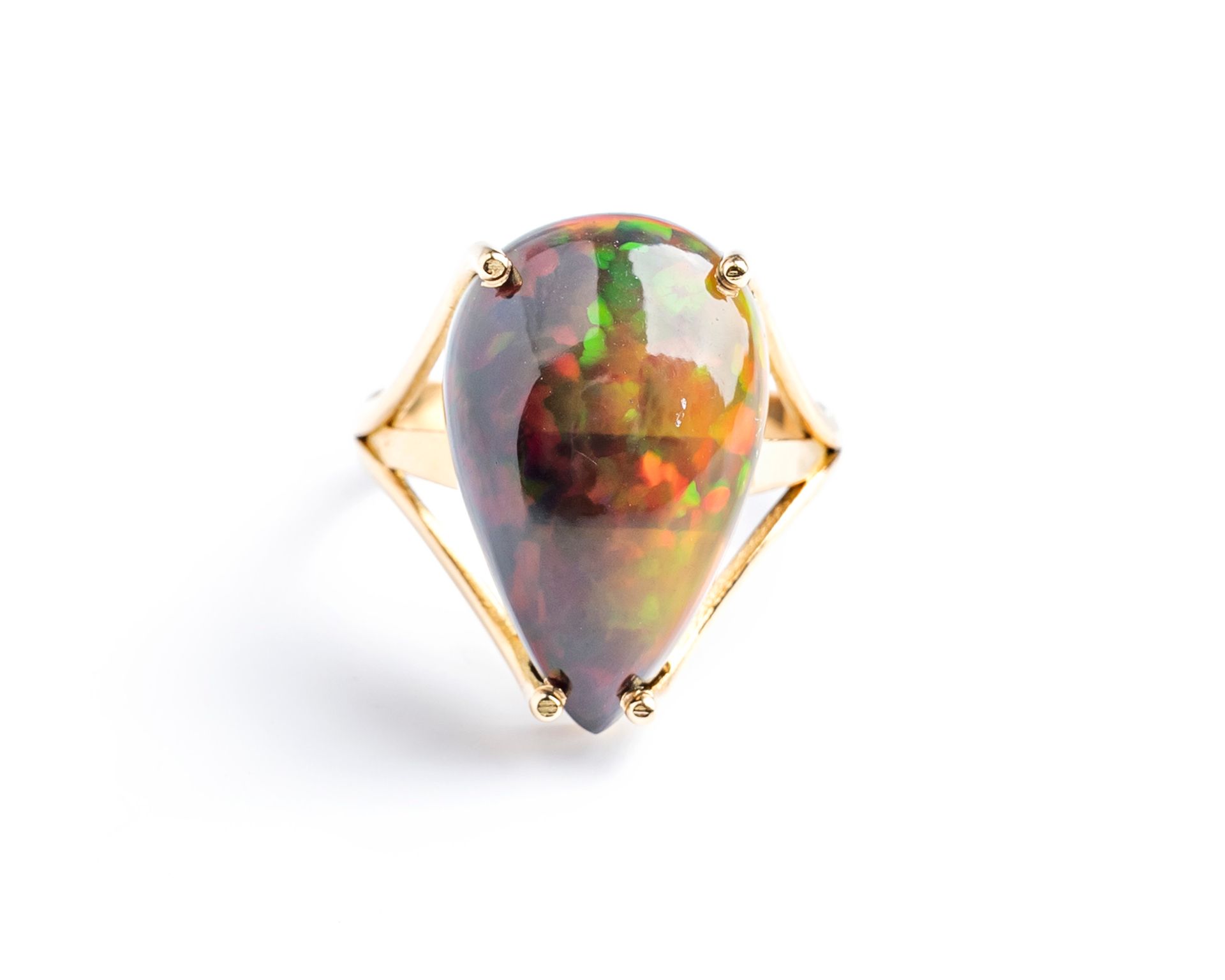 Null 18K黄金戒指（千分之七十五），装饰有一颗约8克拉的凸面黑蛋白石，美丽的虹彩和美丽的色彩游戏
手指尺寸：54
毛重：5.3克