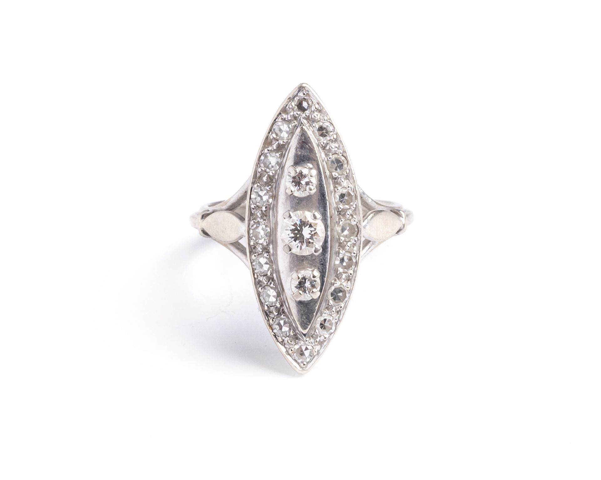 Null 榄尖形戒指，18K（750千分之一）白金，在一圈8/8钻石中镶嵌三颗圆形明亮式切割钻石
指轮：52
毛重：7.5g。