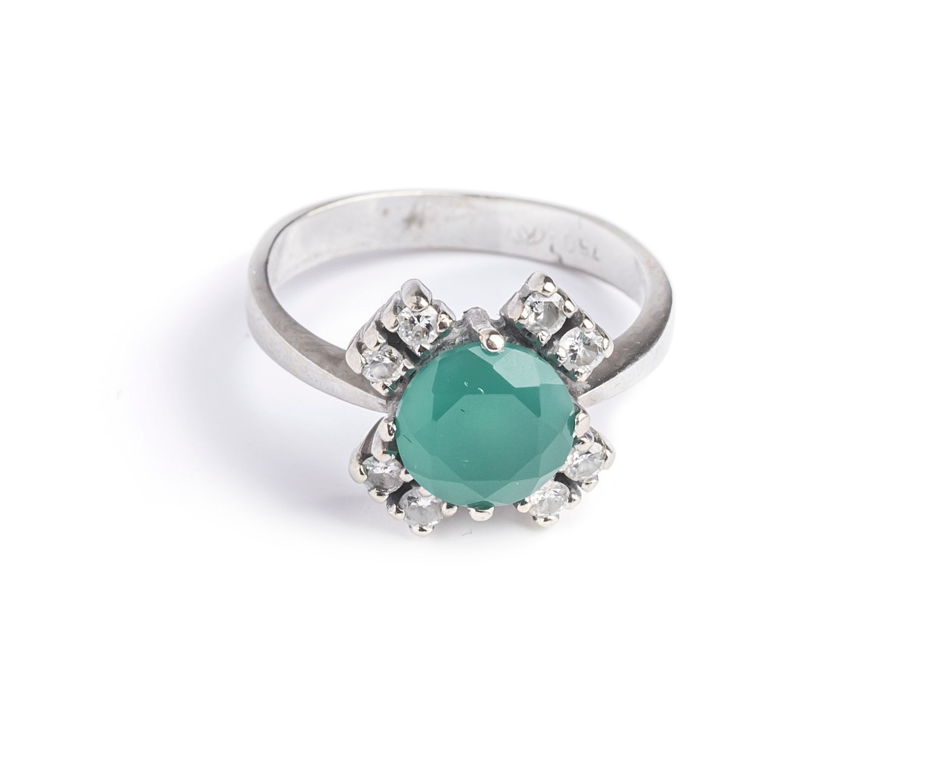 Null 18K（750千分之一）白金戒指，镶有圆形切面绿玉髓，并以八颗明亮式切割钻石作点缀
手指尺寸：52
毛重：5.4克