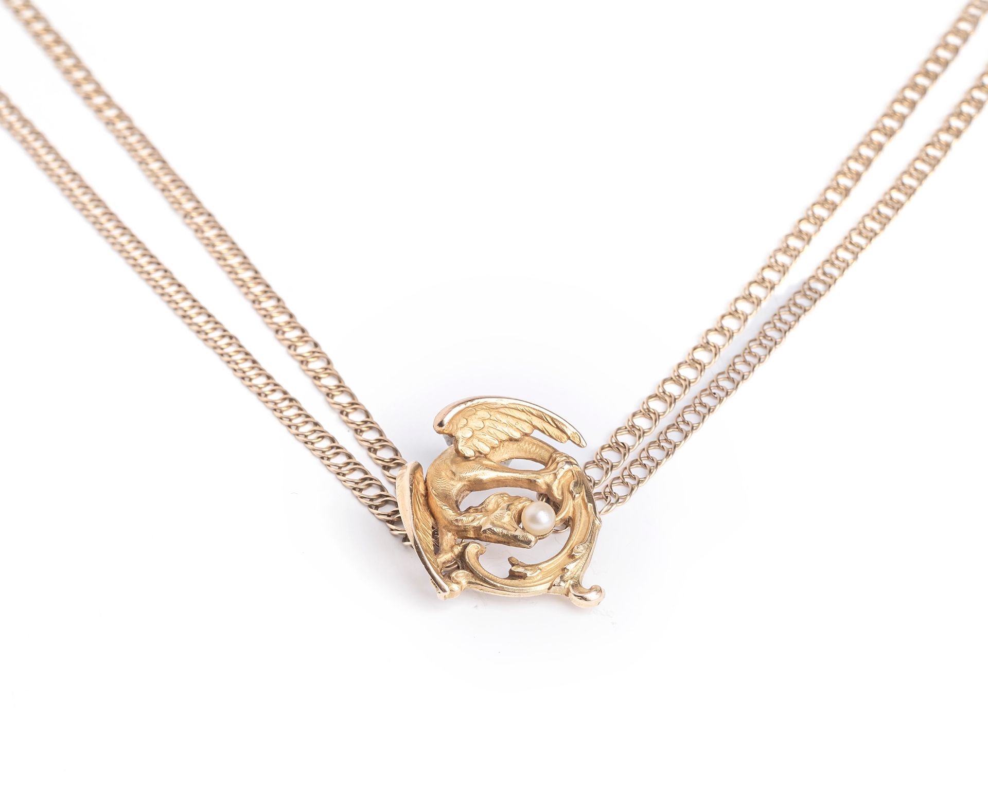 Null 两行18K黄金（千分之七十五）链条，中间夹着一个饰有珍珠的奇美拉。
长度：41厘米
毛重：10,2克。