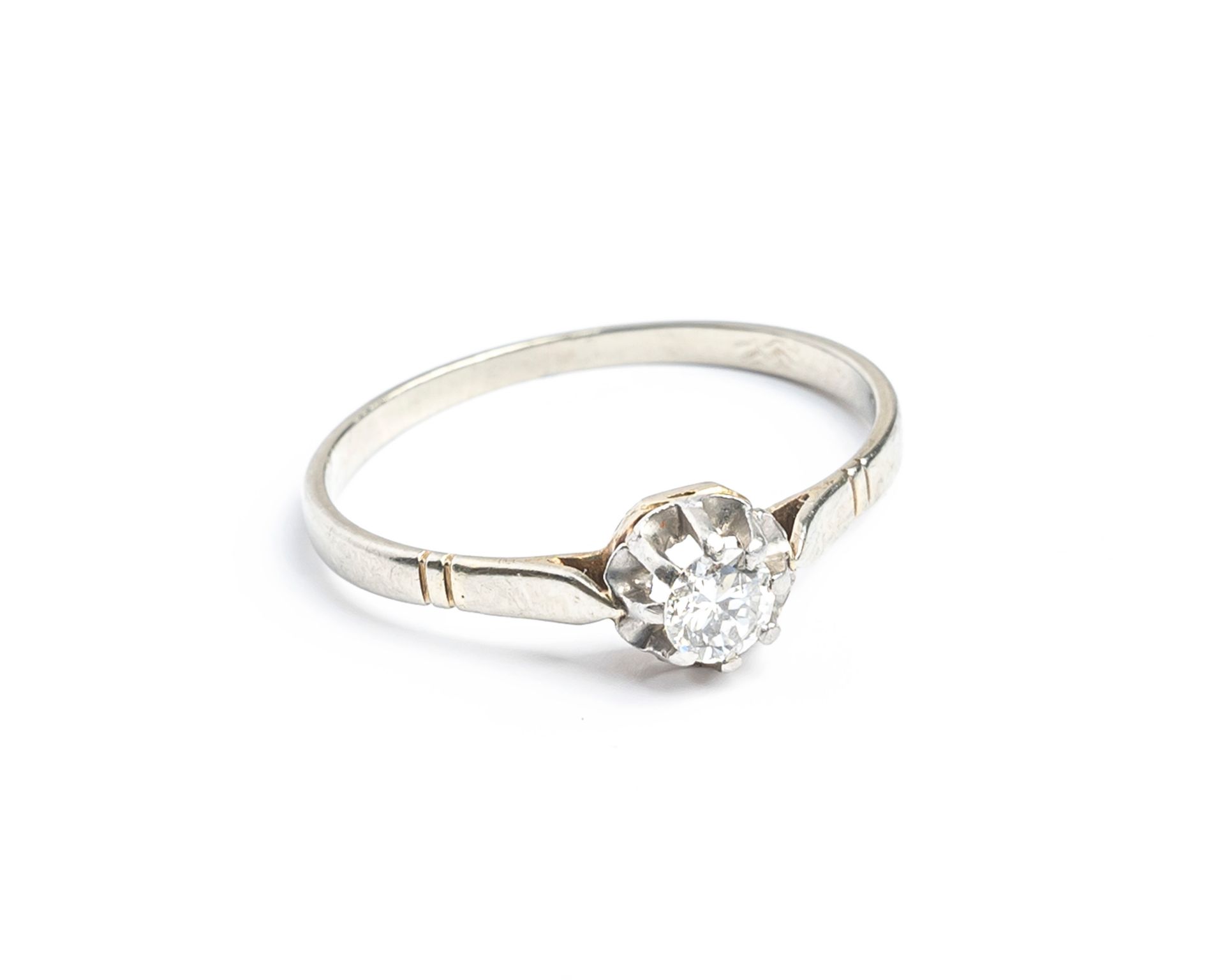 Null 18K（千分之七十五）白金和铂金单钻戒指，镶有一颗圆形明亮式切割钻石，重约0.20克拉
手指尺寸：53
毛重 : 1.4 克