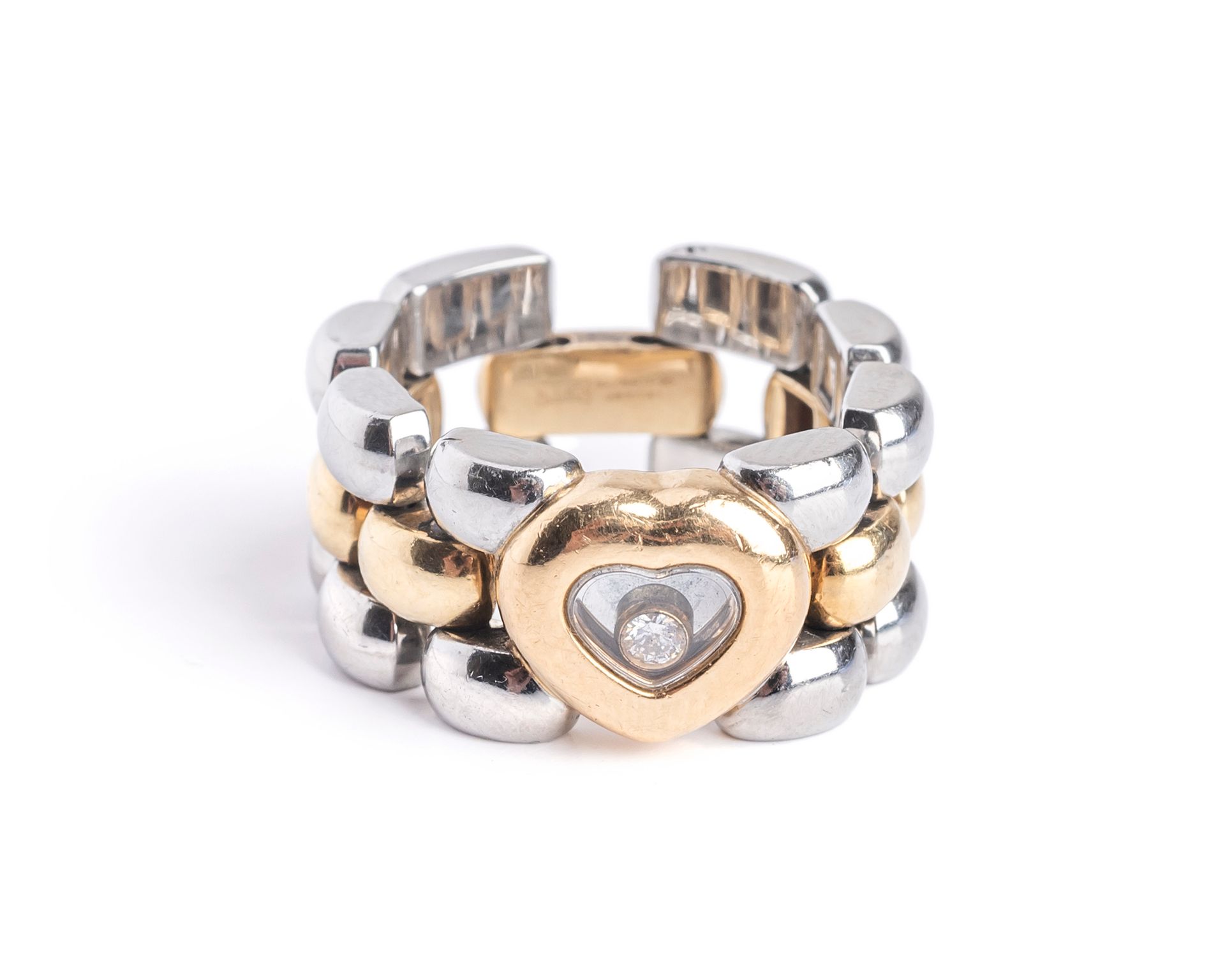 Null CHOPARD
18K（750千分之一）黄金和钢制戒指，灵活镶嵌，中心镶嵌着一颗心，上面有一颗移动式明亮型切割钻石
已签名和编号
手指尺寸：53/54&hellip;