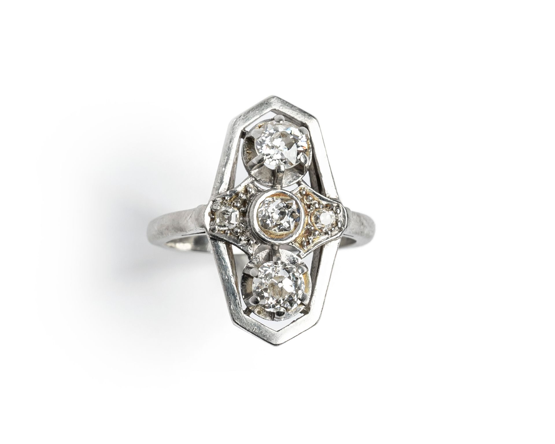 Null Art Deco ring in platinum, openwork and set with three round old cut diamon&hellip;