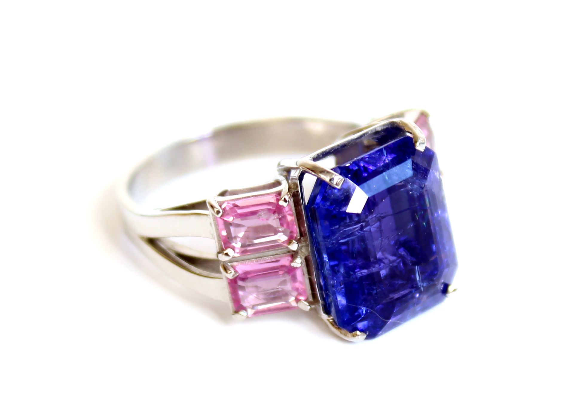 Null Ring in 18K (750 thousandths) white gold, set with an emerald-cut tanzanite&hellip;