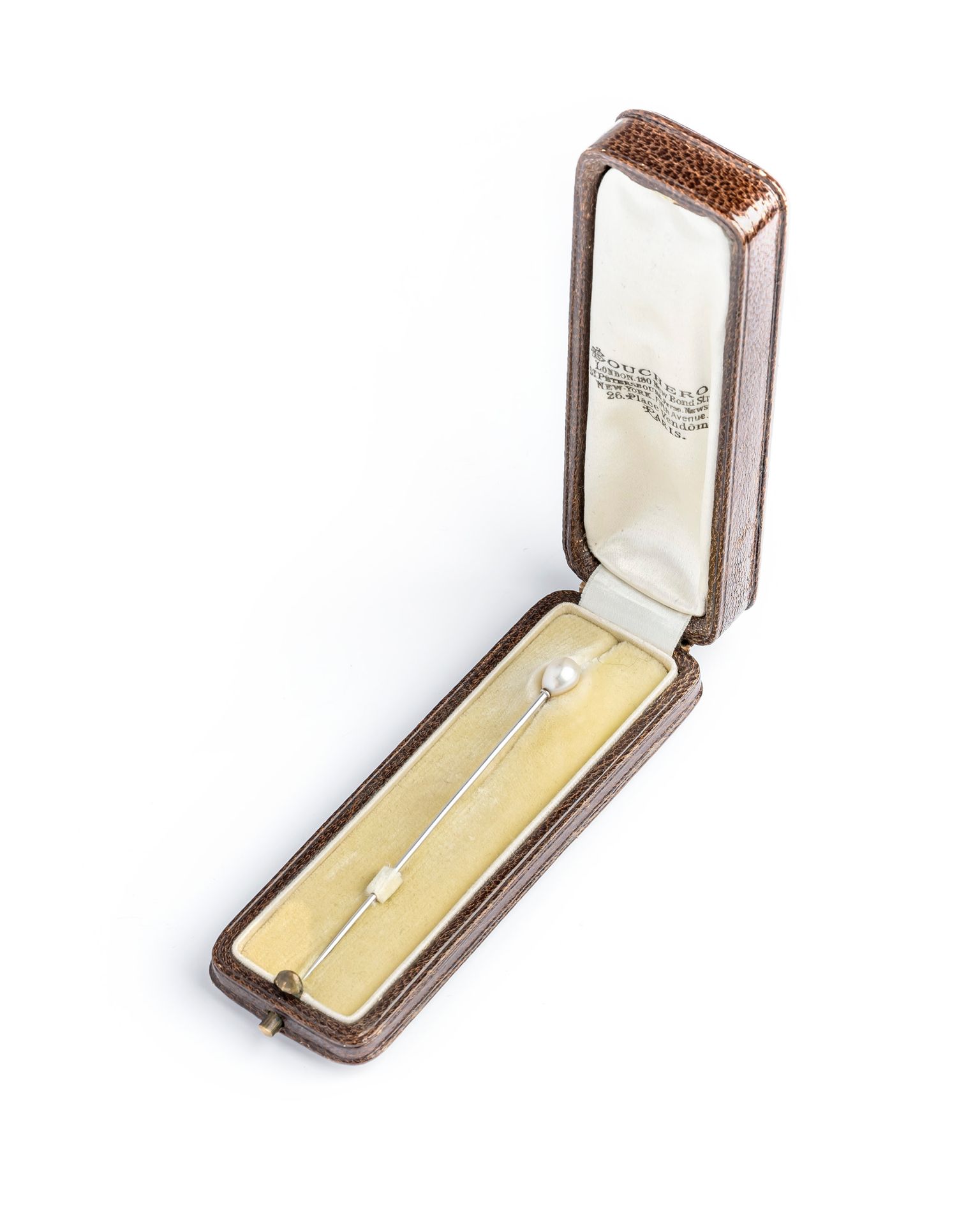 Null 布歇龙（BOUCHERON 
铂金850千分之一的领带针，装饰有一颗精美的珍珠。
附有LFG分析报告，证明：优质珍珠，尺寸：5.8-5.9 x 8.2&hellip;