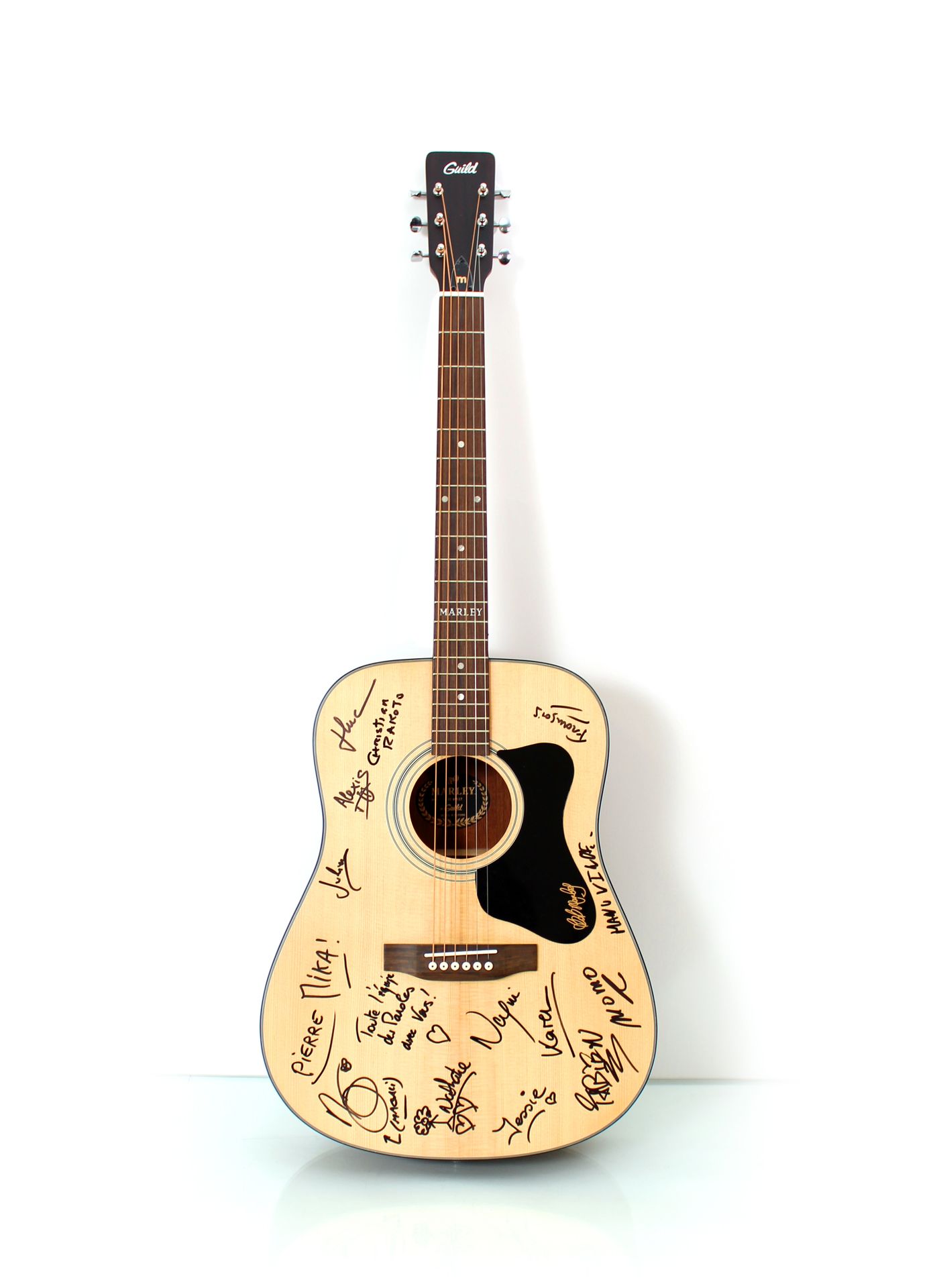 Null GUILD A-20 Bob Marley acoustic guitar signed by the team of the TV show "No&hellip;