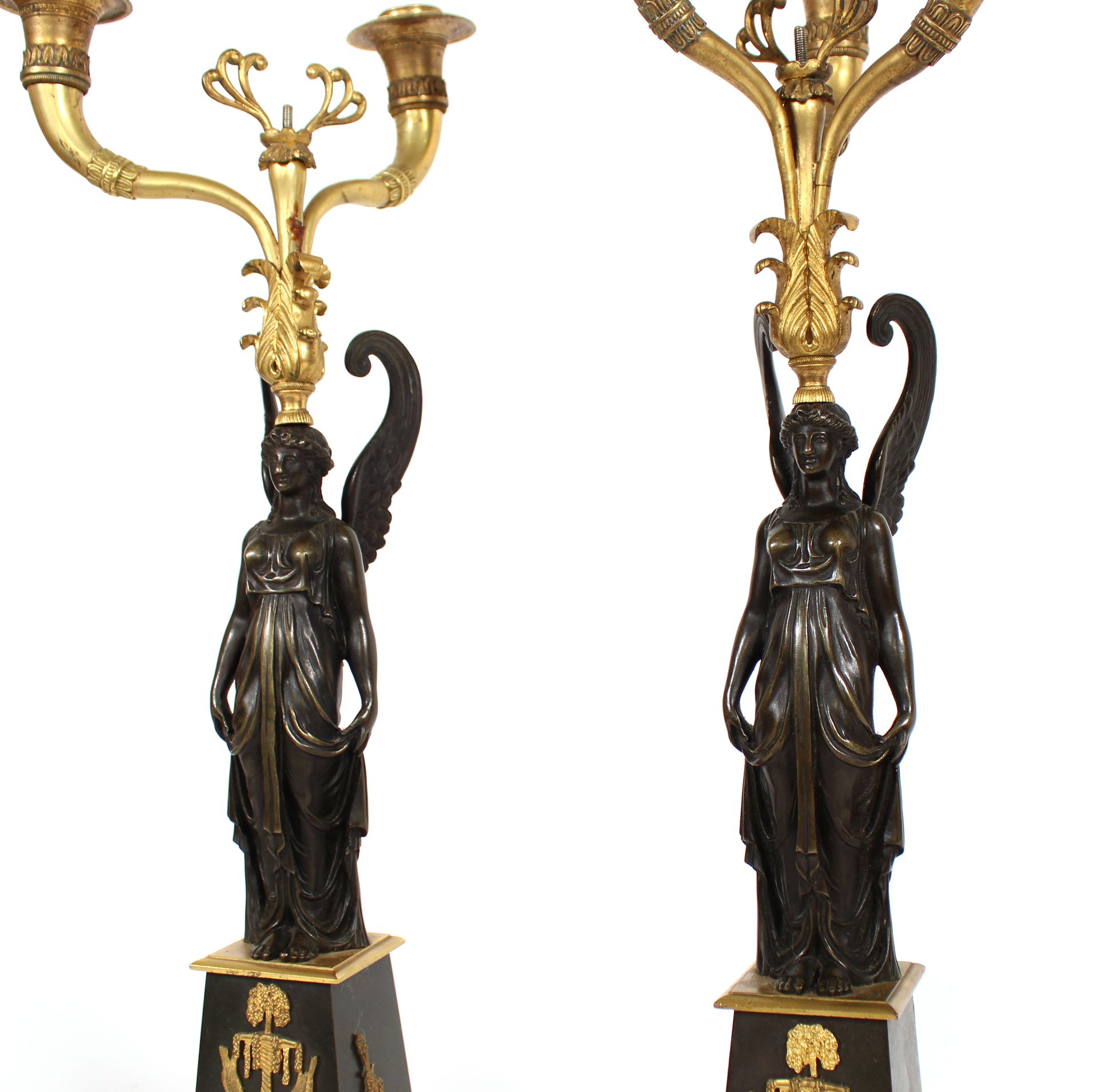 Null Paire de candélabres à trois bras de lumières en bronze, le fût composé de &hellip;