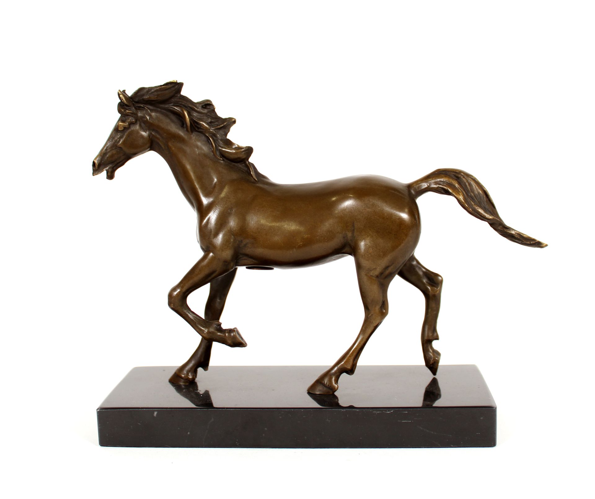 Null Schule des 20. Jahrhunderts
Pferd im Trab
Bronze mit brauner Patina, Marmor&hellip;