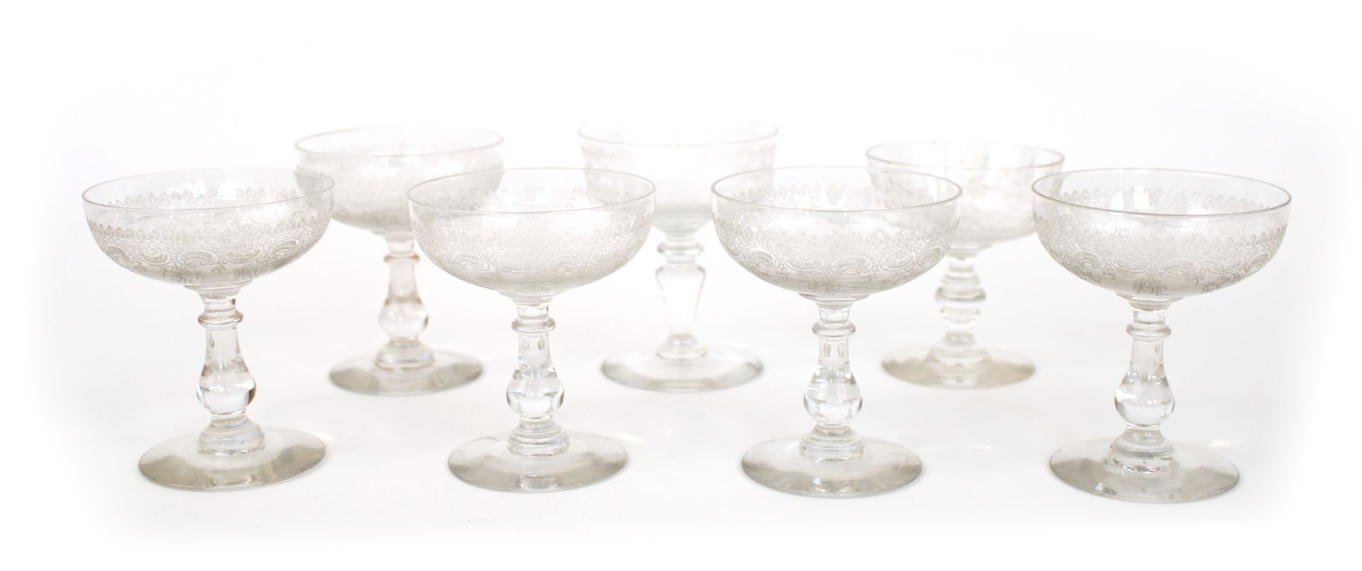 Null SAINT-LOUIS
Cinq coupes à champagne en cristal (modèle Cléo) à décor gravé
&hellip;