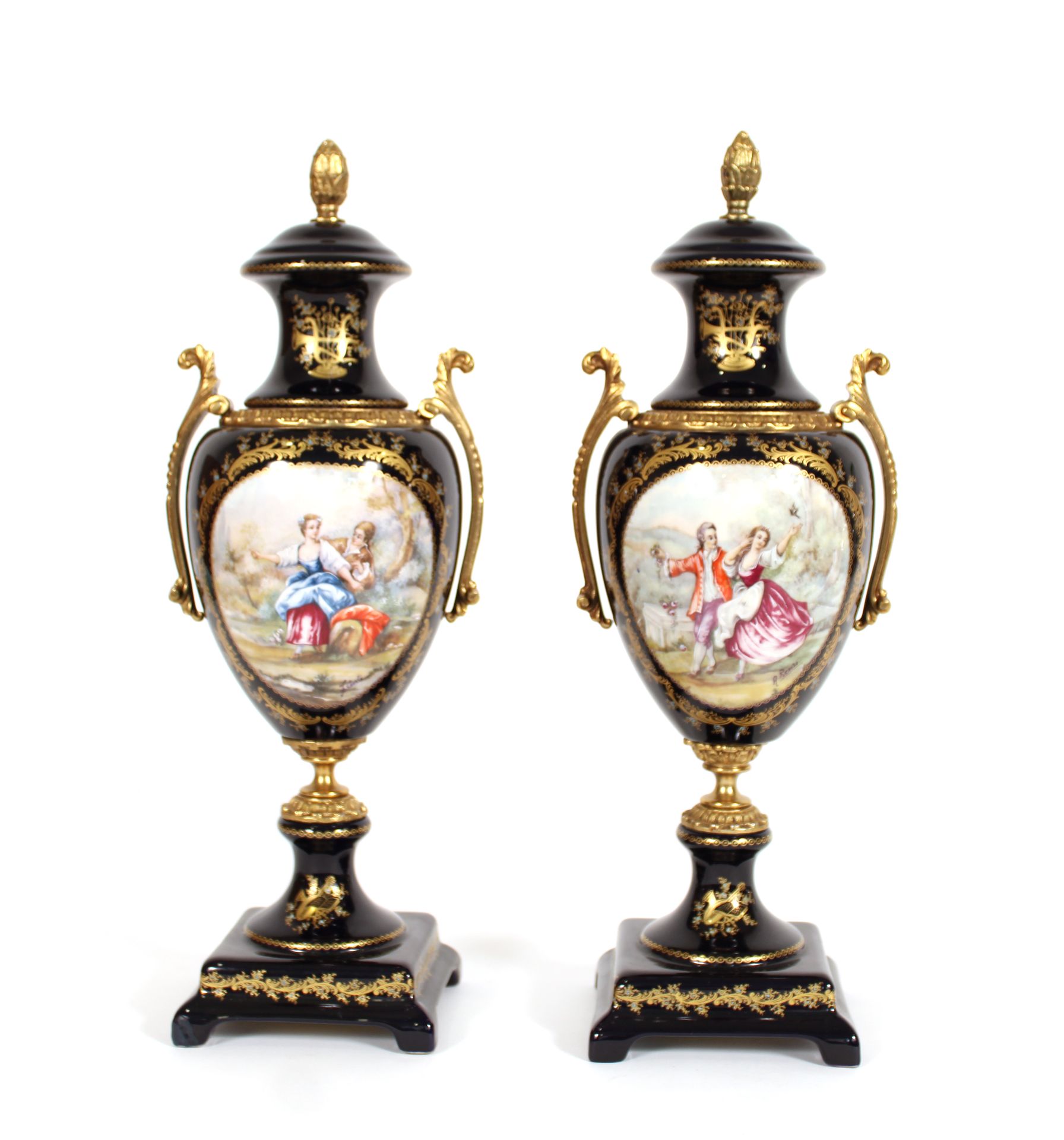 Null Ein Paar Medici-Vasen im Geschmack von Sèvres mit Dekor von galanten Szenen&hellip;