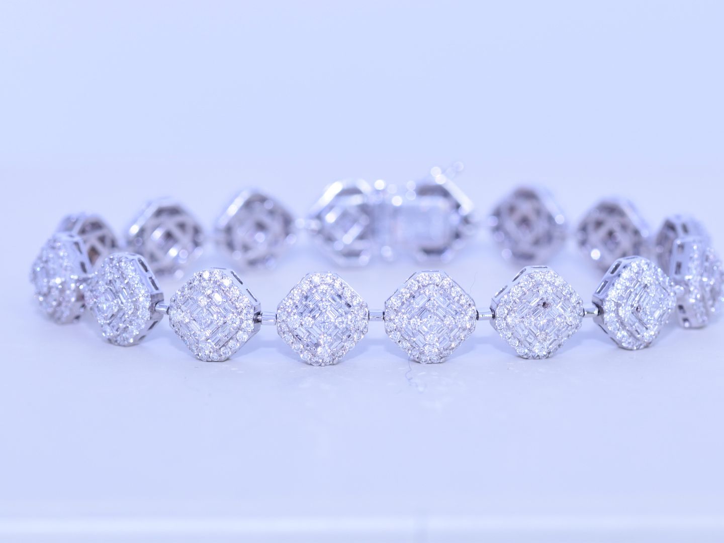 Null Bracelet or blanc 18ct. (poinçon 750) avec 448 brillants et 192 diamants ta&hellip;