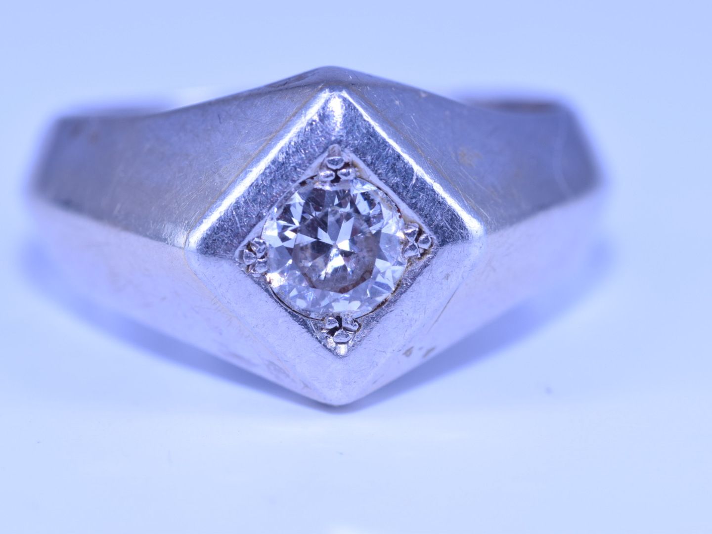Null Bague-chevaliere or blanc 18ct. Avec 1 diamant de 0.60ct. (+- 5,2 mm.) tail&hellip;