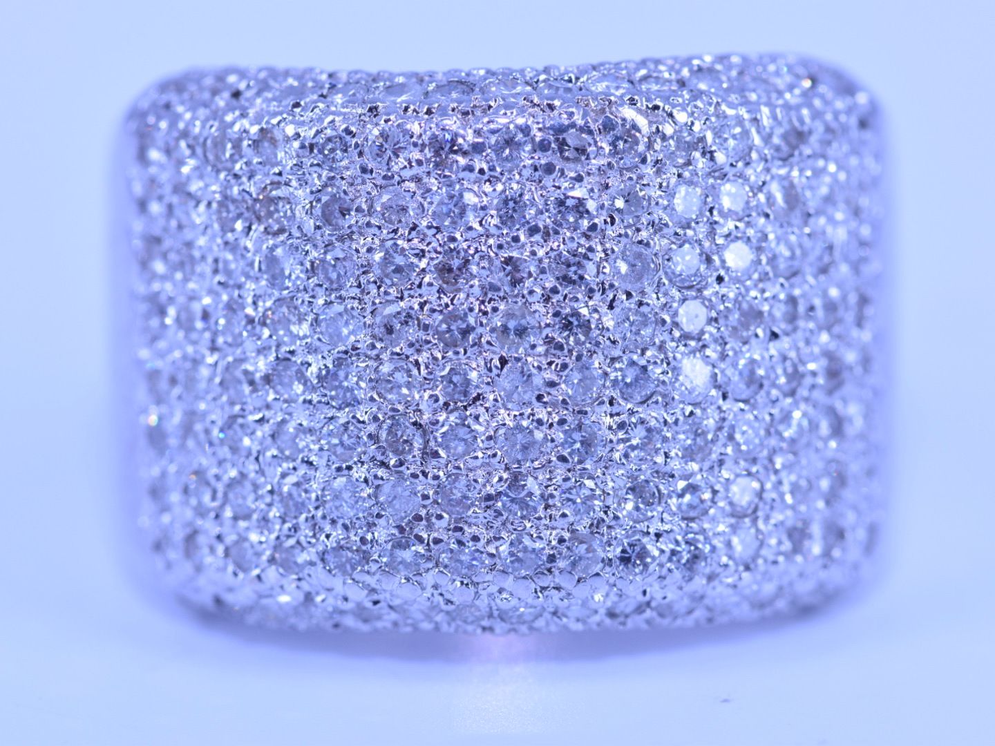 Null Bague or blanc 18ct. (poinçon 750) agrémentée de 135 brillants +- 1.35ct. C&hellip;