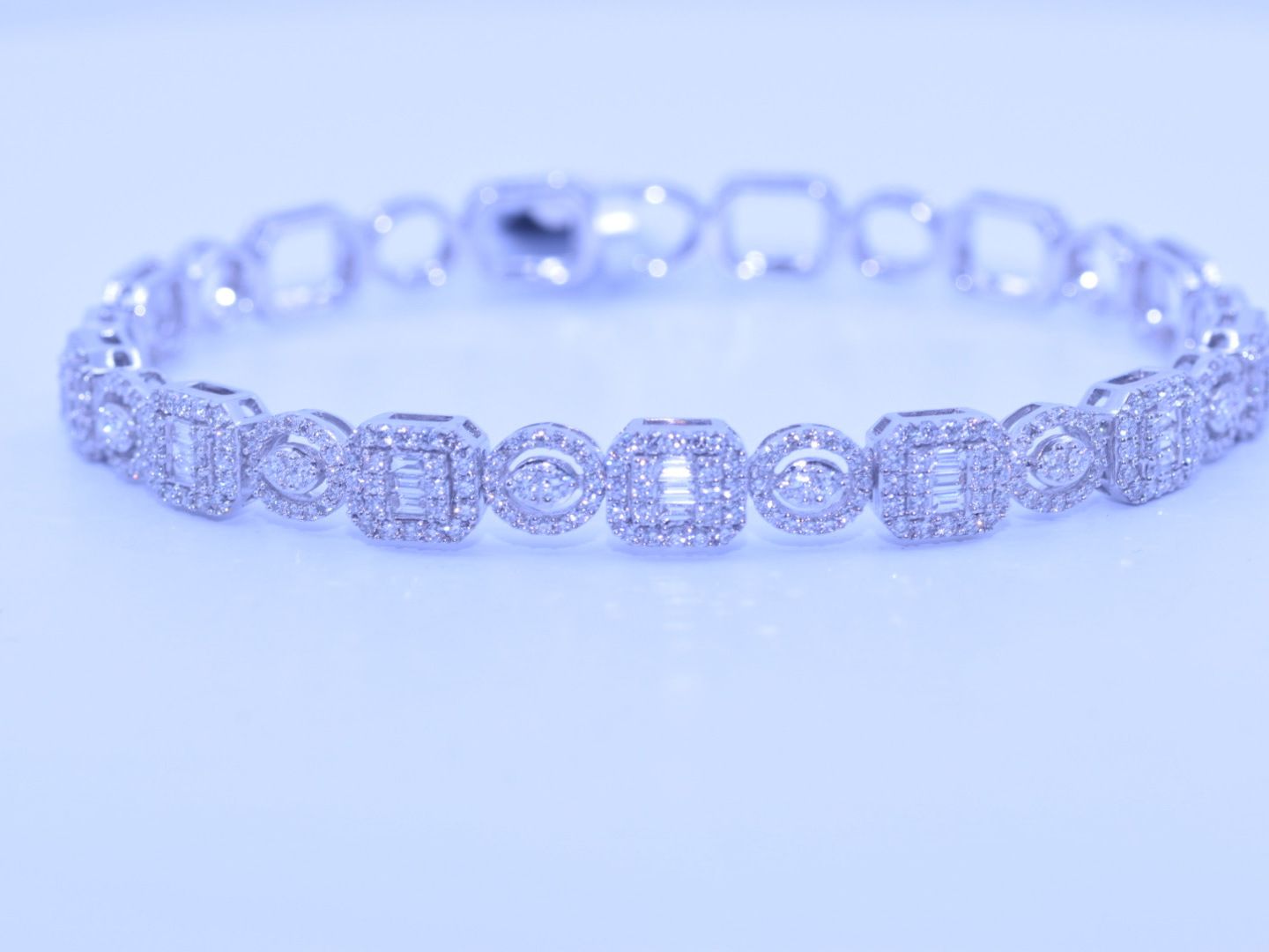 Null Bracelet or blanc 18ct. (poinçon 750) avec brillants et diamants taille bag&hellip;