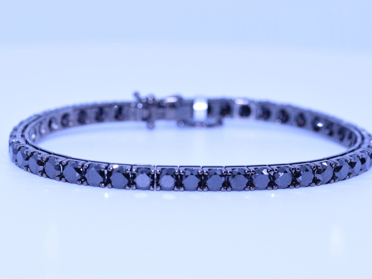 Null Bracelet 'Riviere' de 44 diamants noirs - 14,18ct noir en or blanc 18ct rod&hellip;