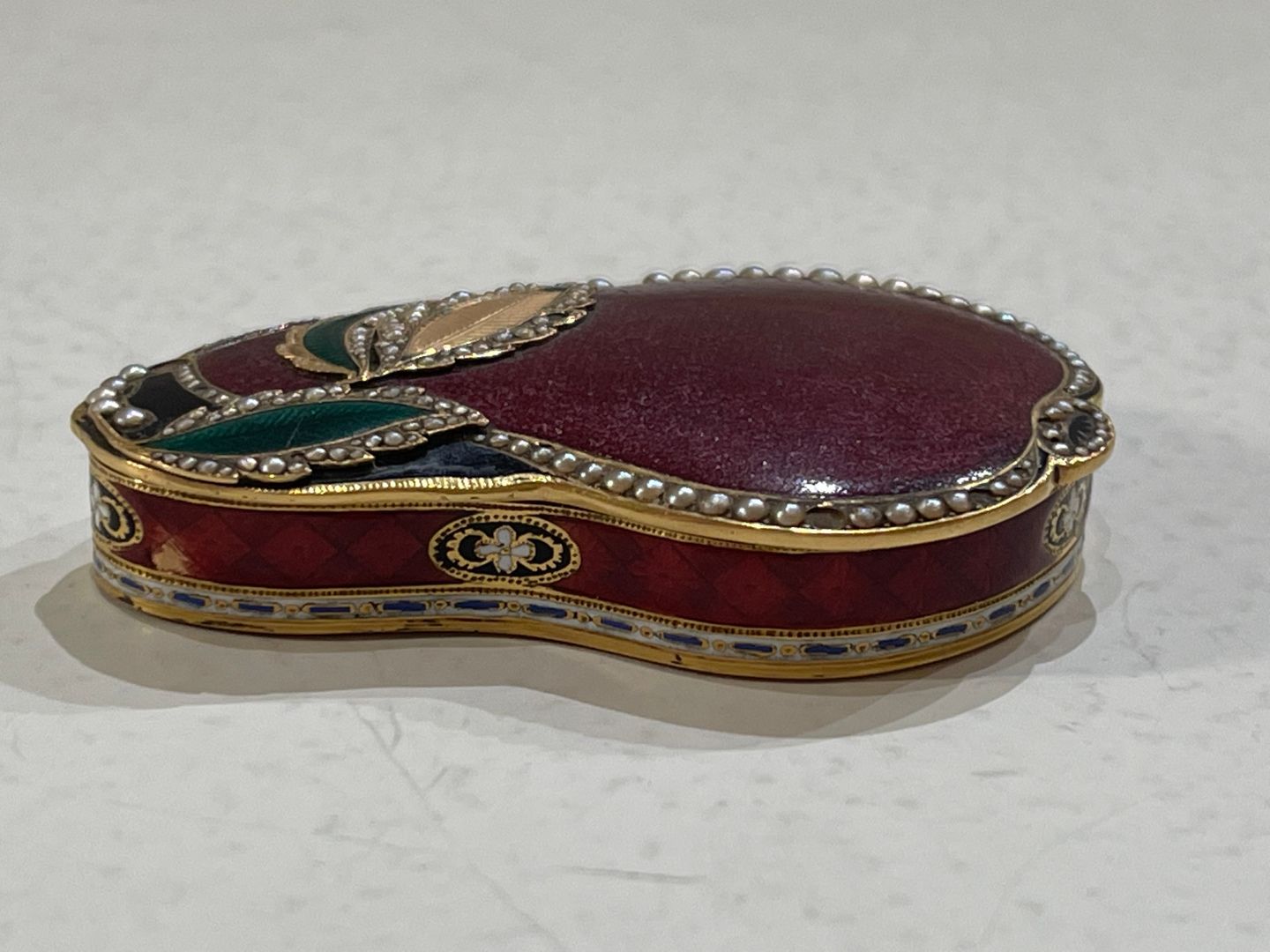 Null Boîte à poudre antique dans le style de Fabergé en or 18ct. Avec poinçon il&hellip;