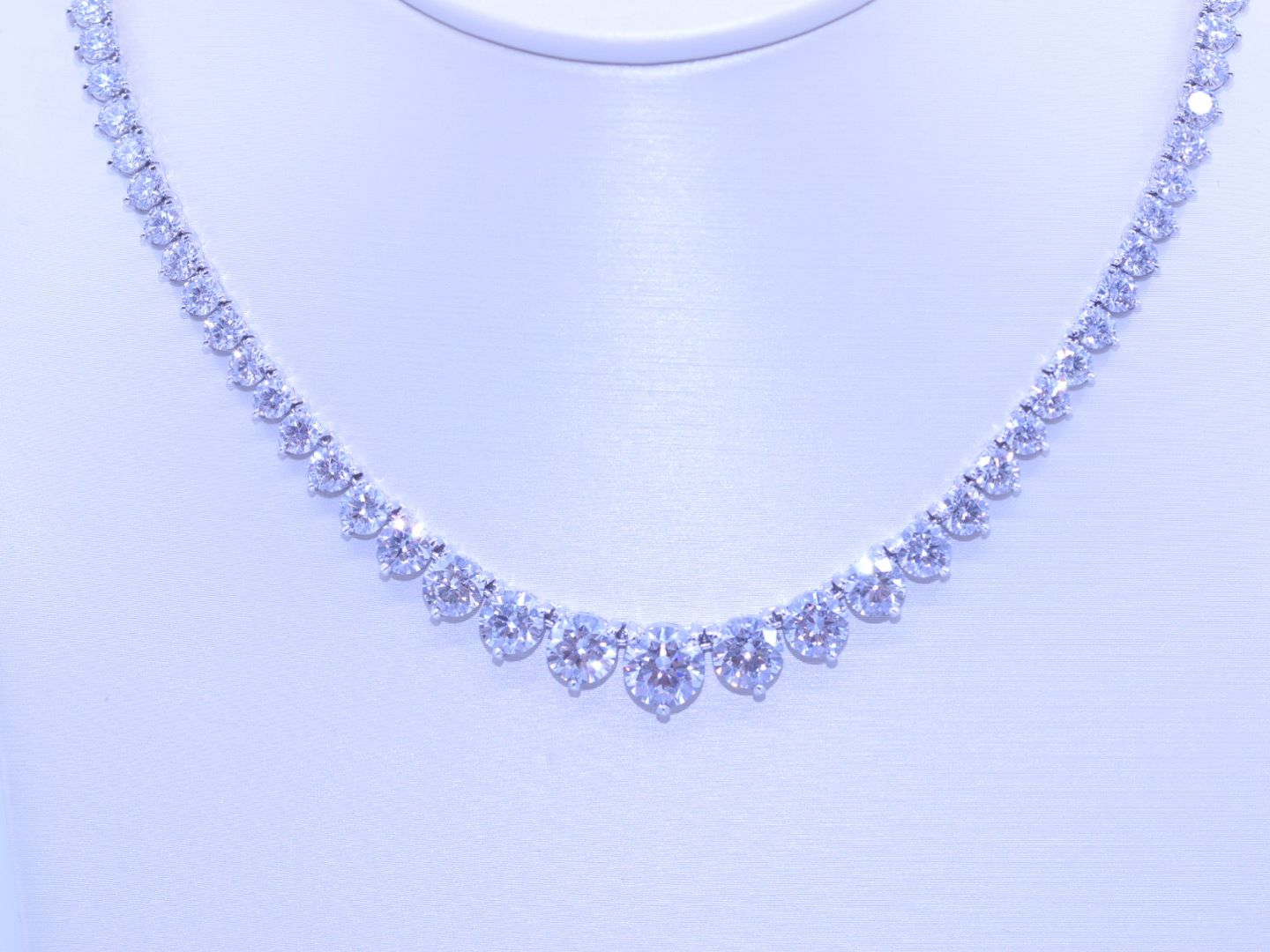 Null Magnifique Collier 'Rivière' agrémentée de 42 carat de diamants de Top qual&hellip;