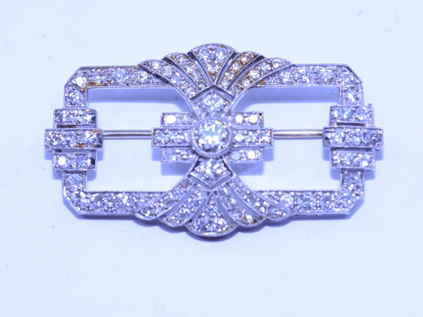 Null Broche Art Deco or platine avec 93 diamants de qualité couleur blanche +- 3&hellip;