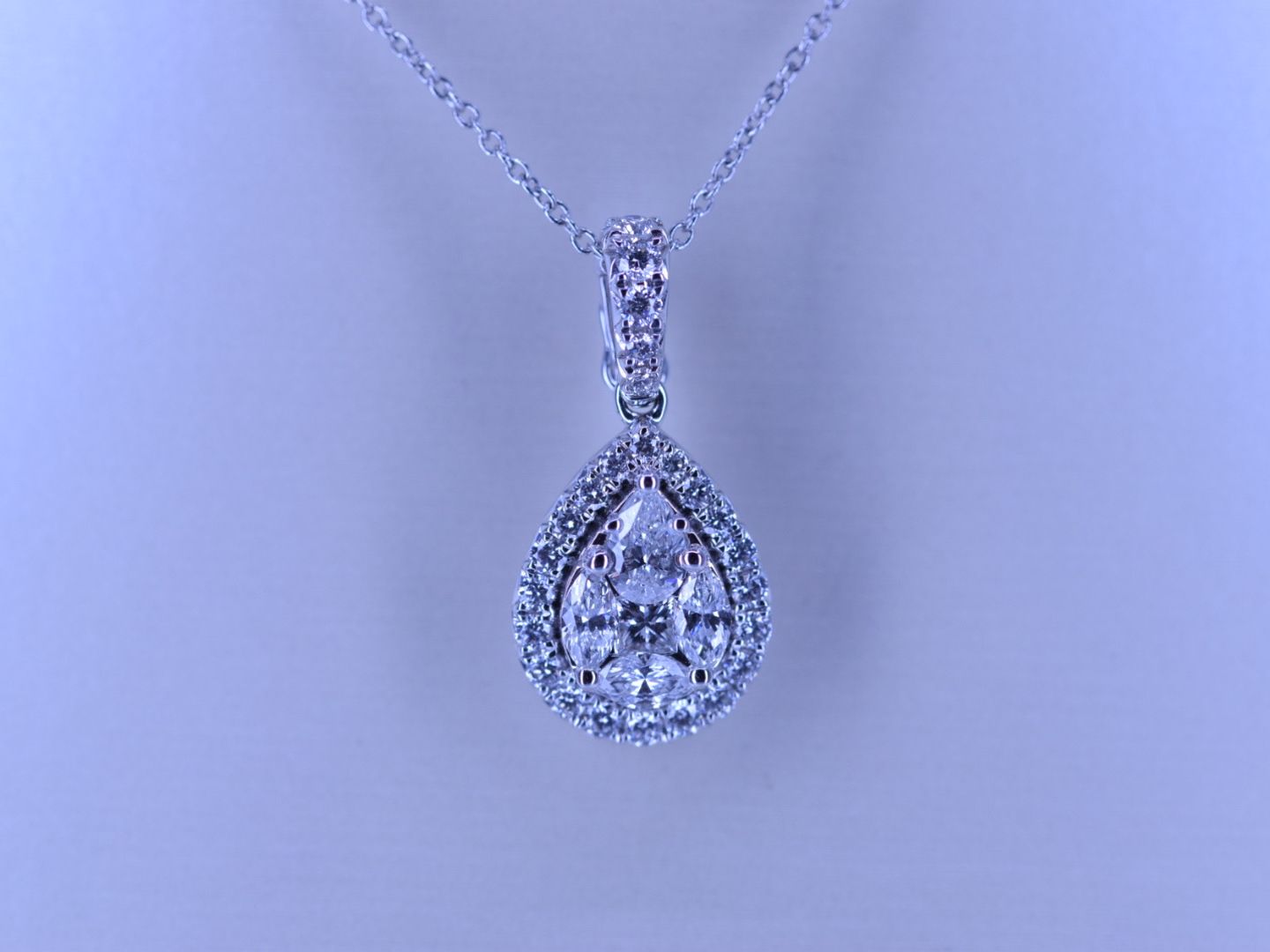 Null Pendentif-collier illusion agrémenté de 30 diamants 1.42ct. Couleur: D et p&hellip;