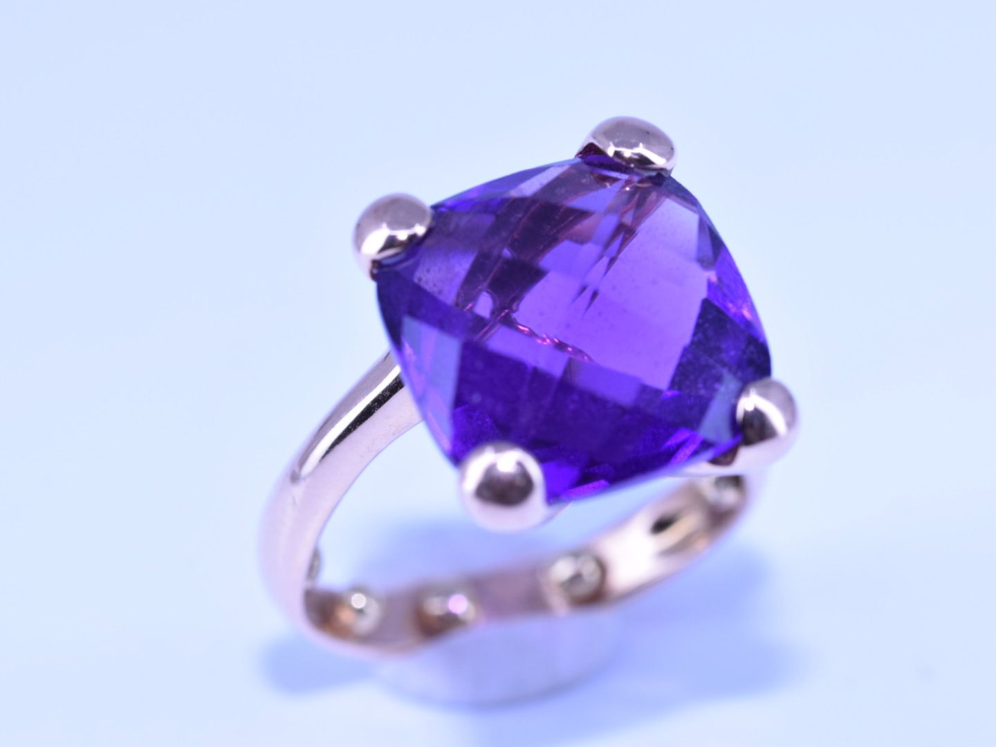Null 18K黄金戒指，镶有+/-9克拉的大型枕形切割紫水晶。TDD: 54-56