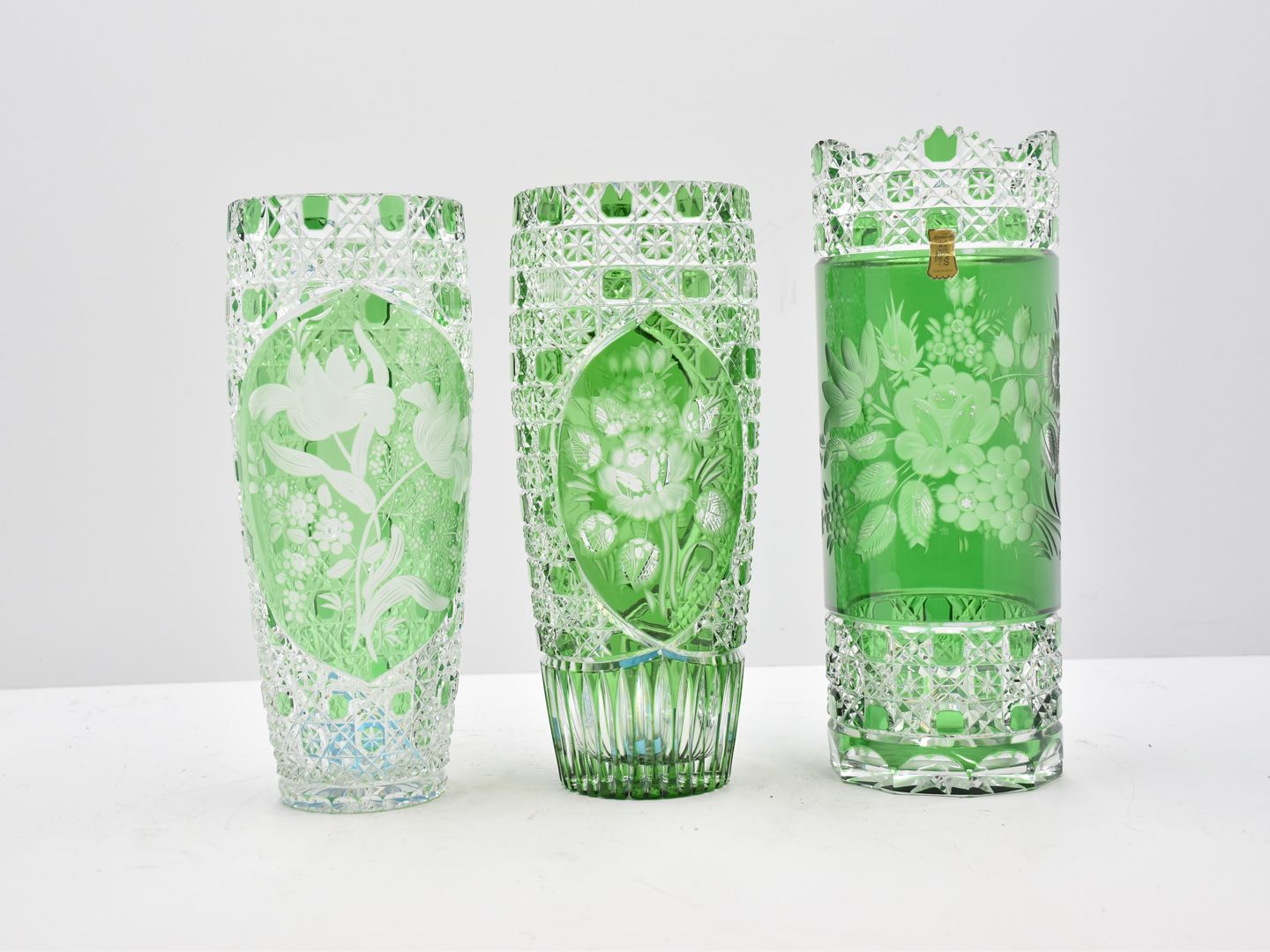 Null Tre vasi di cristallo di Meissen altezza: 28 e 30 cm.