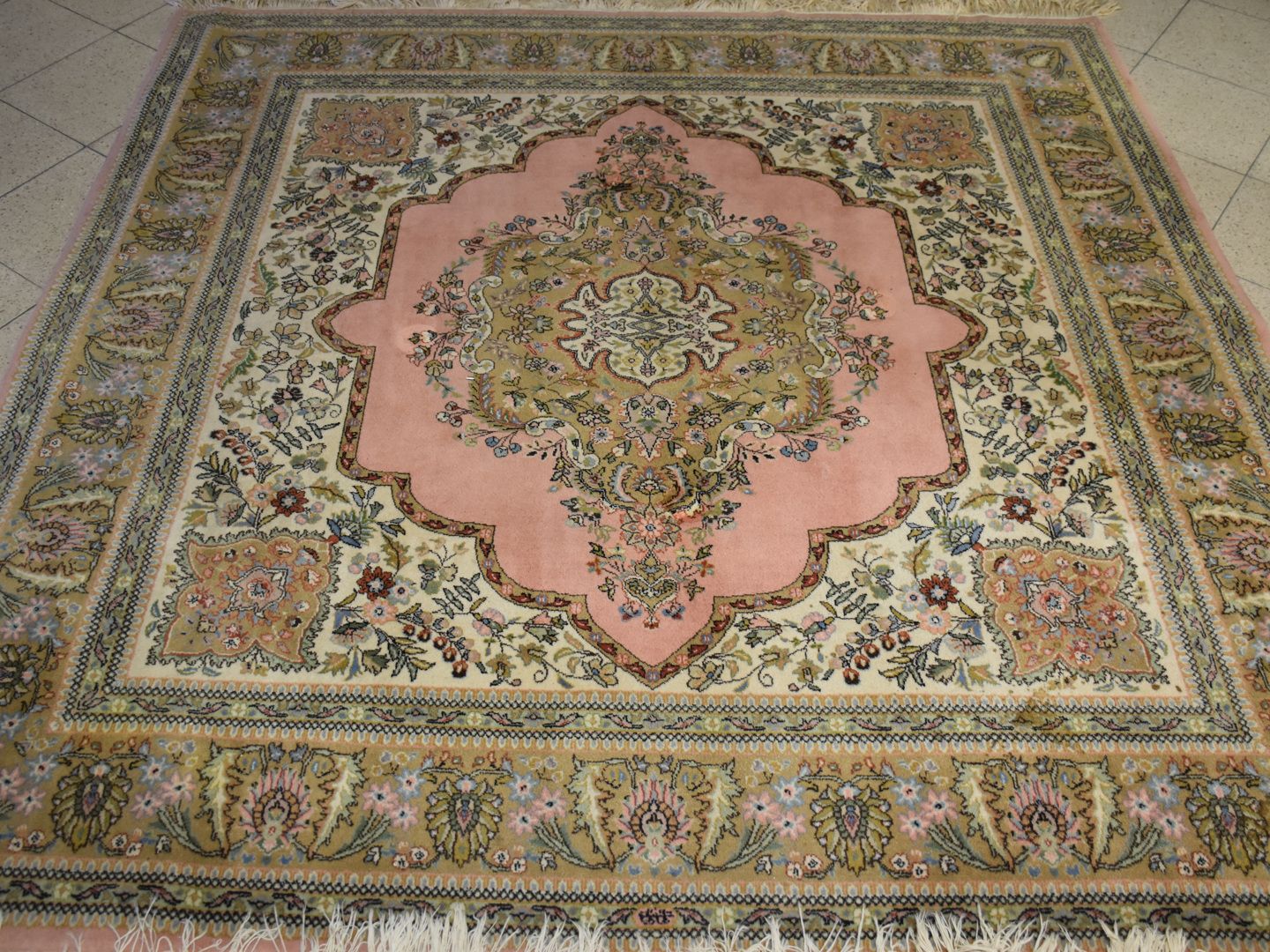 Null 东方地毯198 x 198厘米。