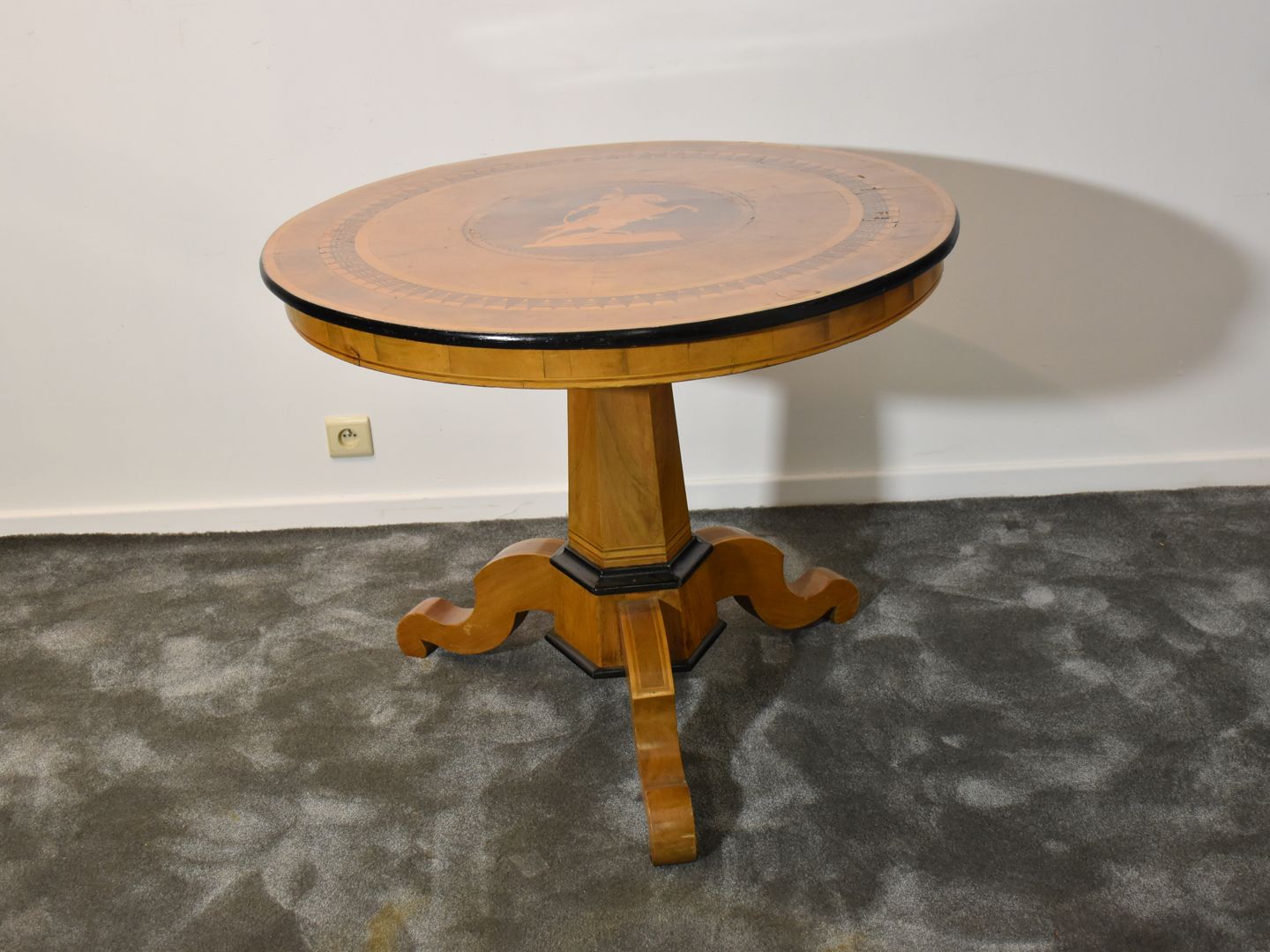 Null 紫檀木和榆木镶嵌圆桌，直径：90厘米，高：74厘米。