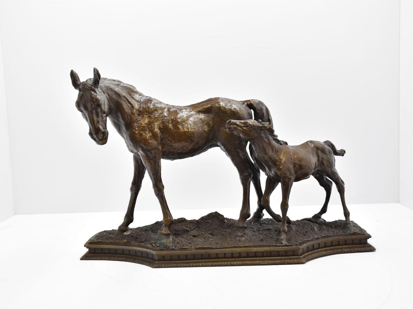 Null 精美的古铜器 "带马驹的母马"，没有签名，尺寸为52 x h. 34 x d. 22厘米。