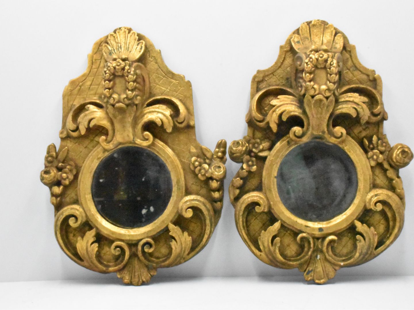 Null 一对18世纪的古董鎏金木小镜子，高：45厘米，宽：32厘米。