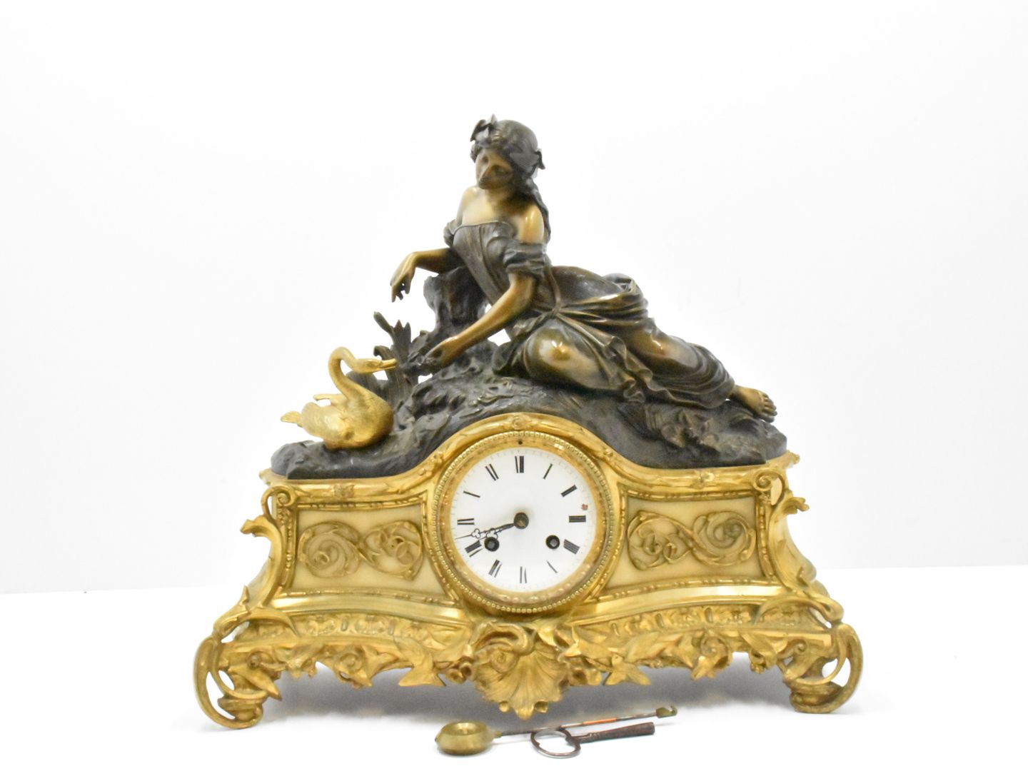 Null Reloj de bronce y bronce dorado, siglo XIX, tamaño 38 x 40 cm.
