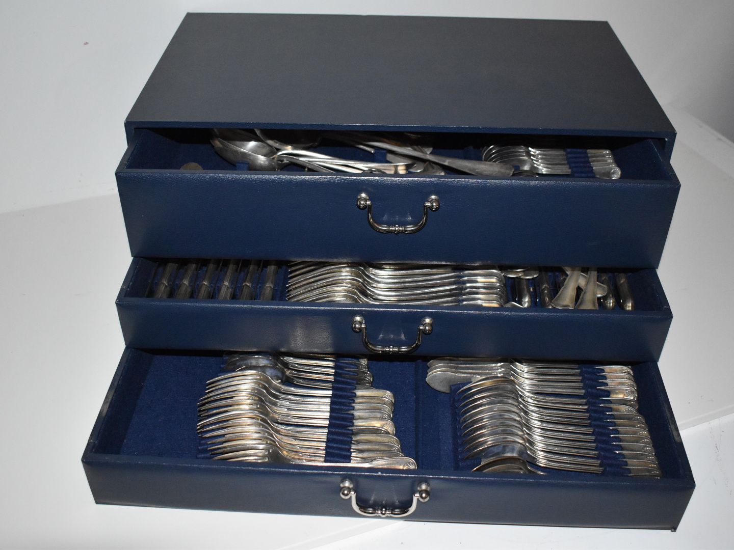 Null 130 pezzi di posate d'argento in una scatola