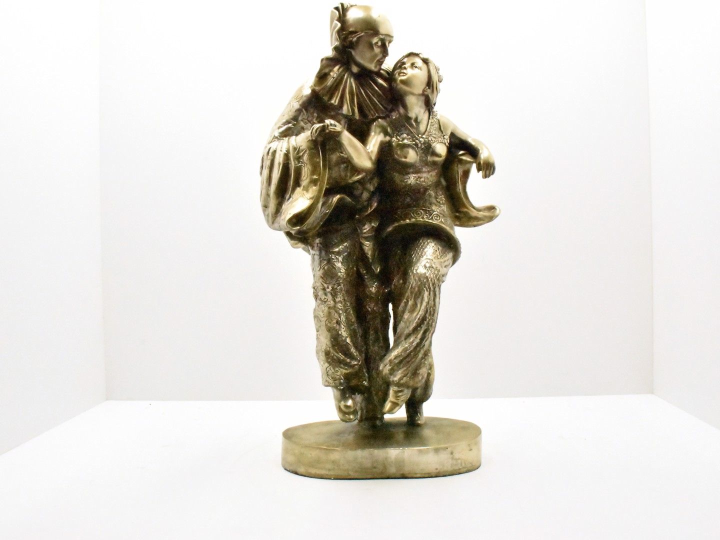 Null Bronze argenté "Pierrot et danseuse orientale" non signé hauteur: 57 cm.