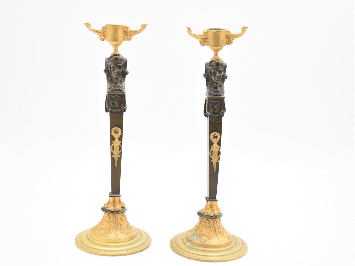 Null 一对帝国风格的青铜和鎏金铜烛台，高：28厘米。