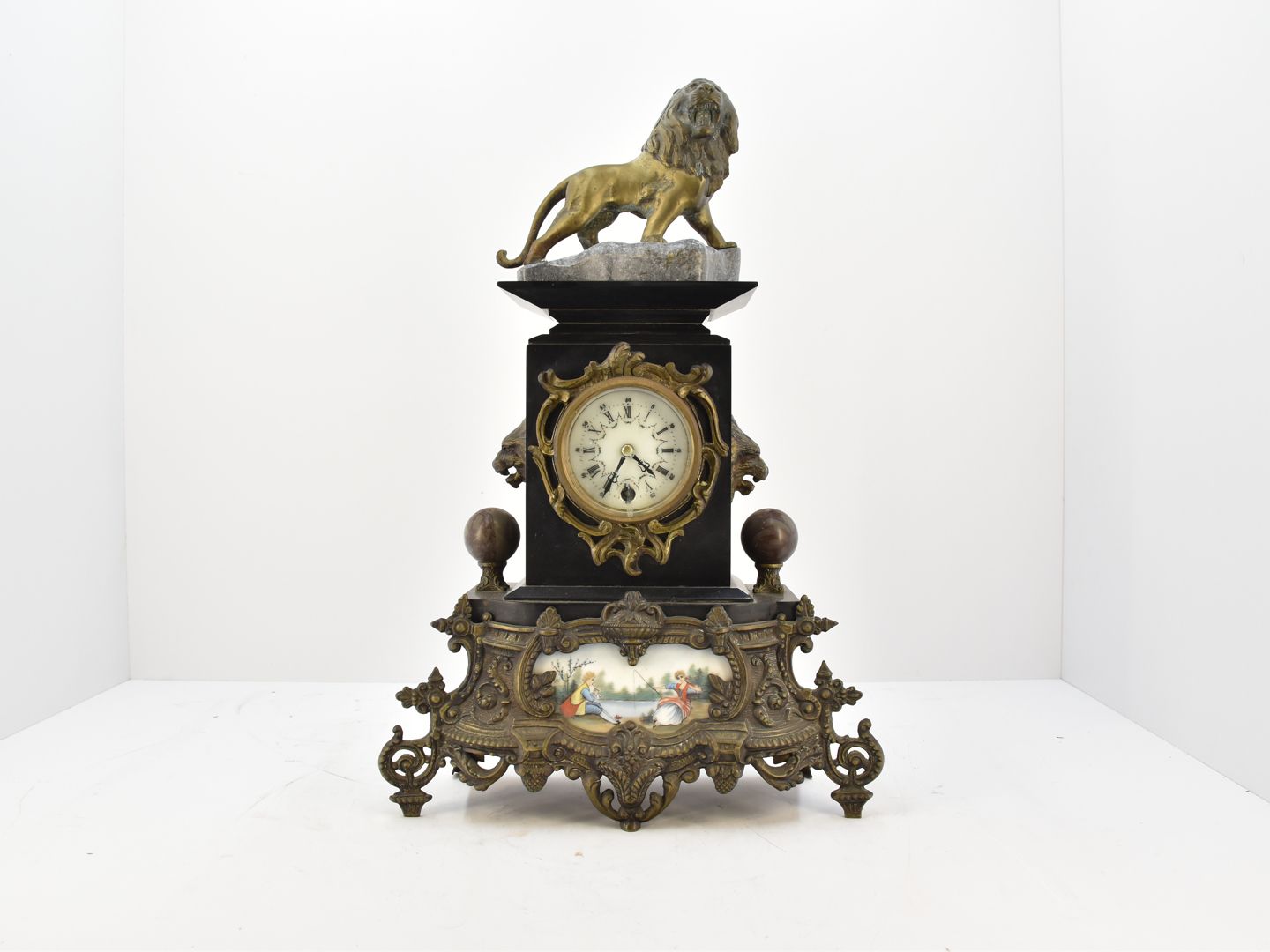 Null Reloj de mármol negro decorado con "león sobre una roca" y placa de porcela&hellip;