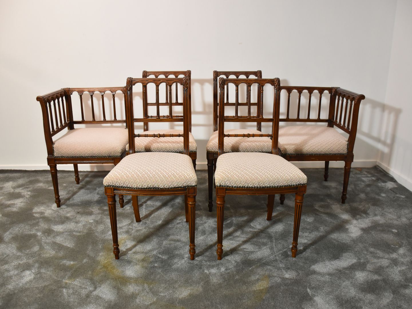 Null Quattro sedie e due poltroncine angolari in legno di noce e faggio in stile&hellip;