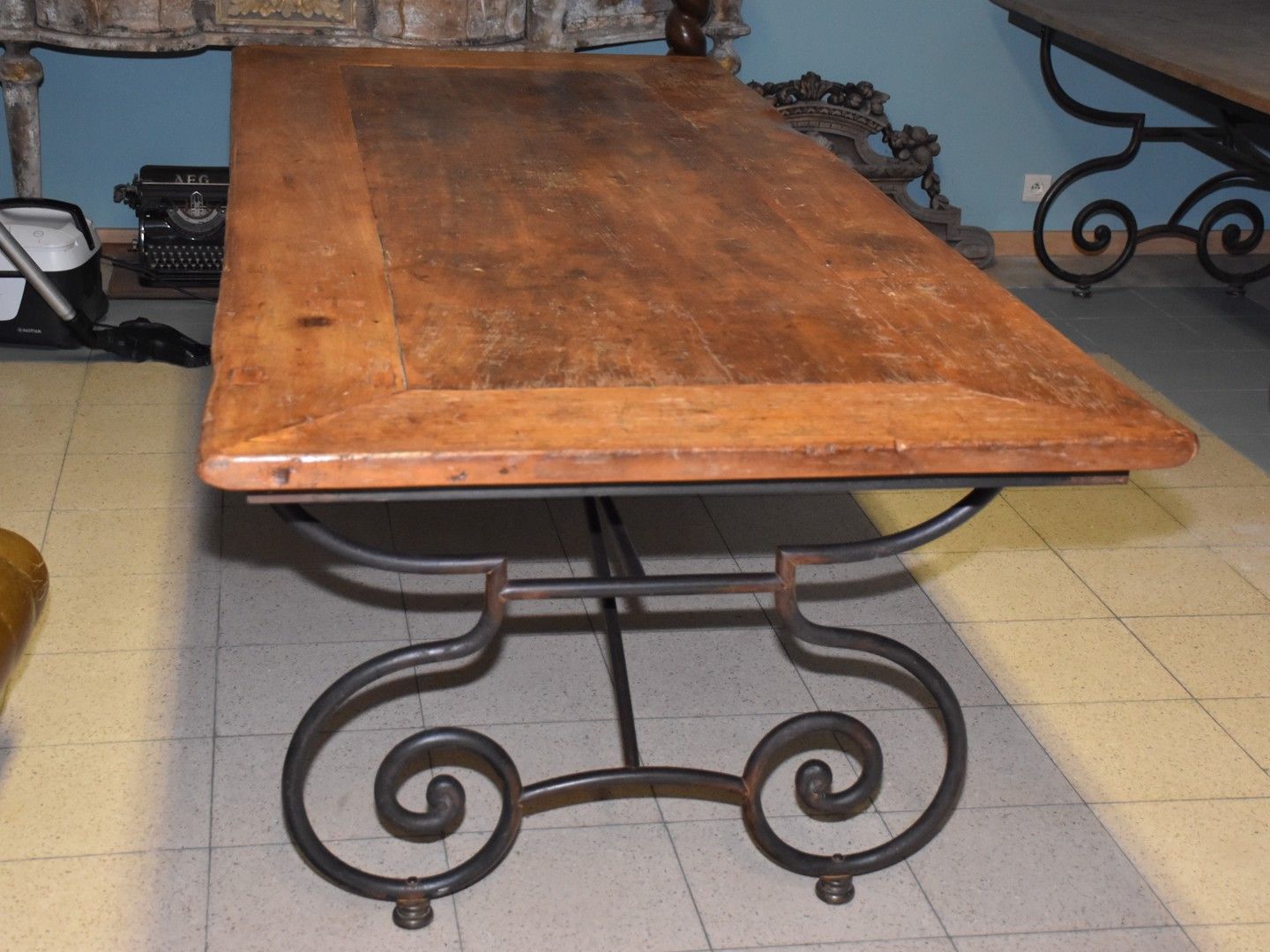 Null 锻打铁腿的大桌子，仿古东方木叶，尺寸：长238 x 宽97 x 高74厘米。