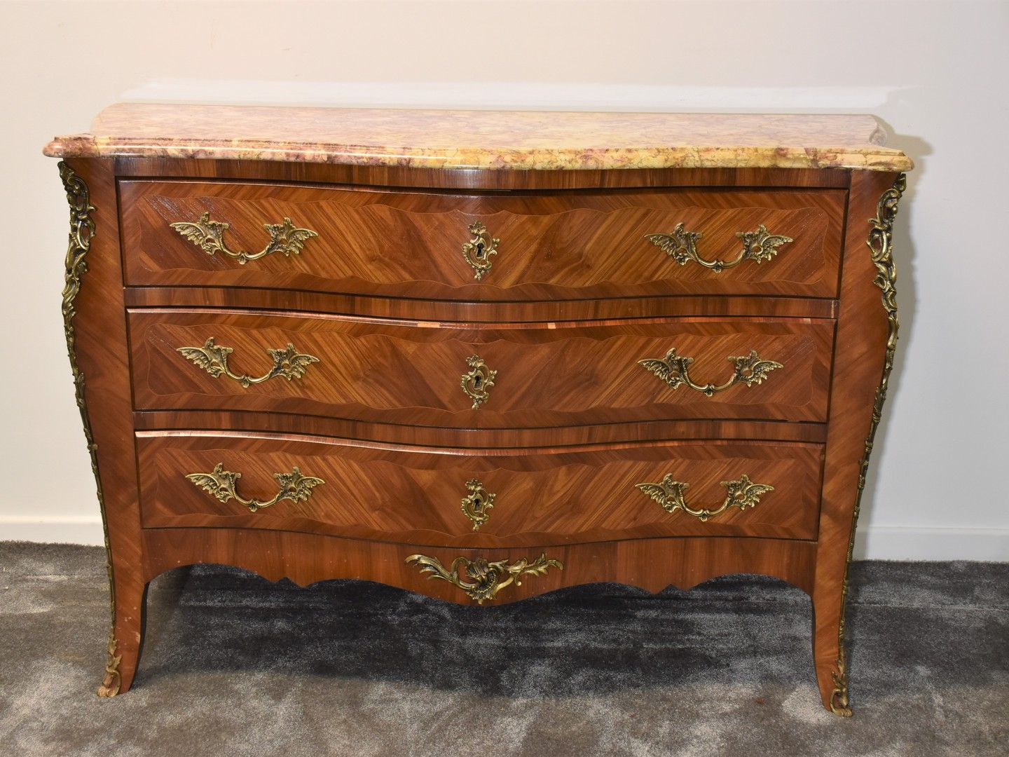 Null Commode Louis XV style in mahogany about 1900 with marble top (top is damag&hellip;