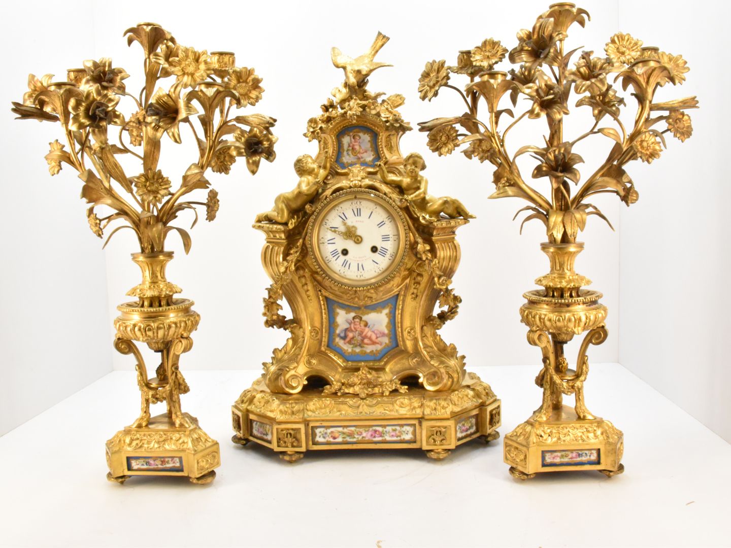 Null Garniture à trois pièces signé De Boer - La Haye Grand Bazar Royal en bronz&hellip;