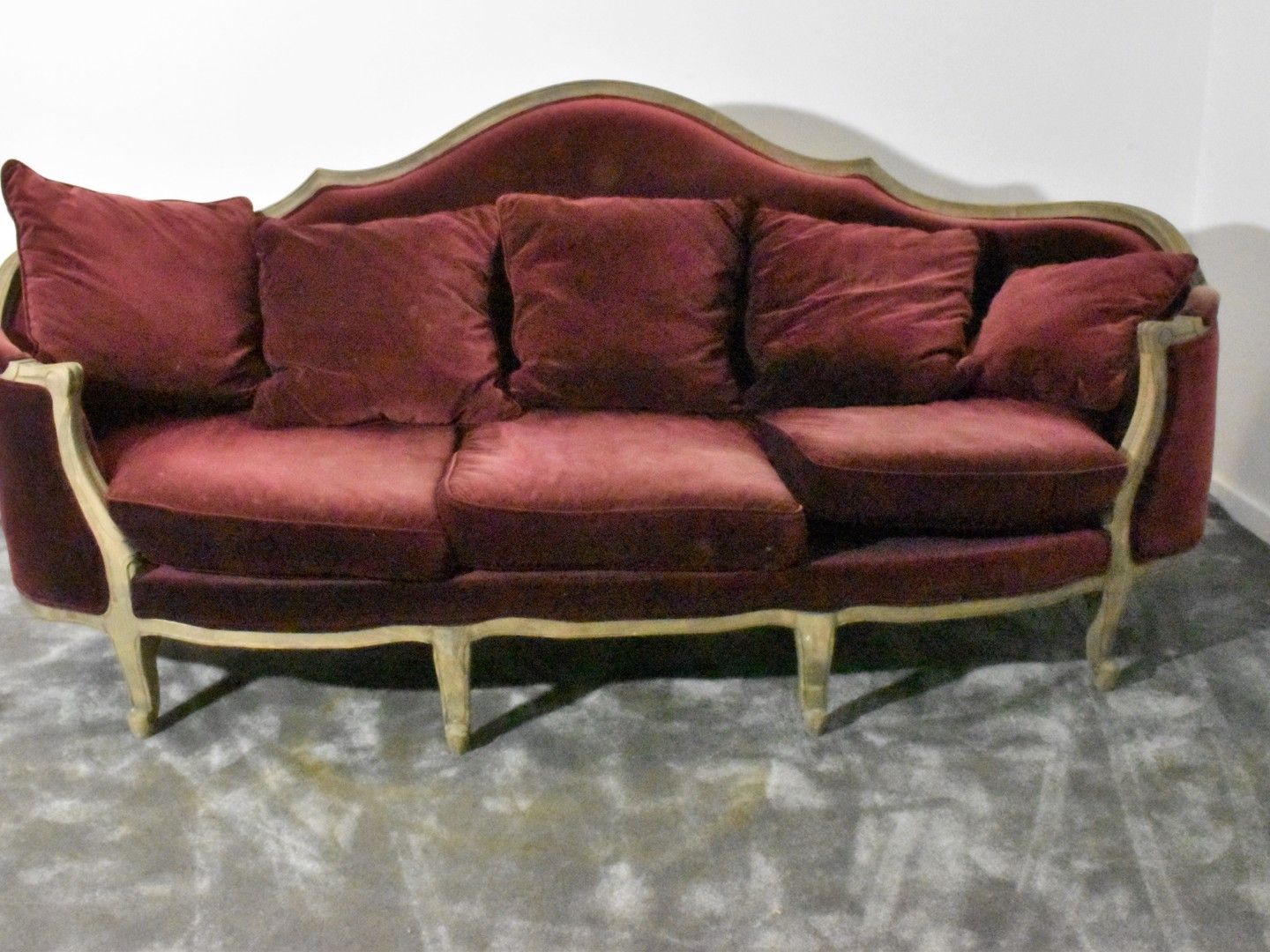Null Großes Sofa im Stil von Louis XV aus geschnitztem Holz mit bordeauxroter St&hellip;