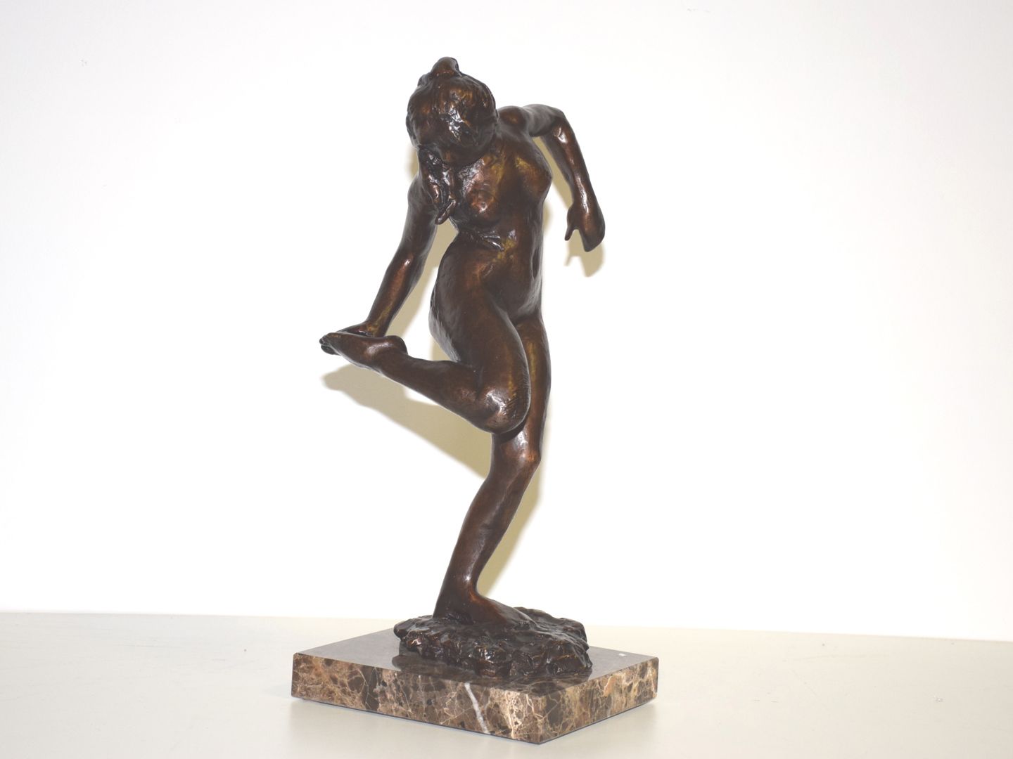 Null Bronze posthum signiert Edgar DEGAS "Danseuse regardant la plante de son pi&hellip;