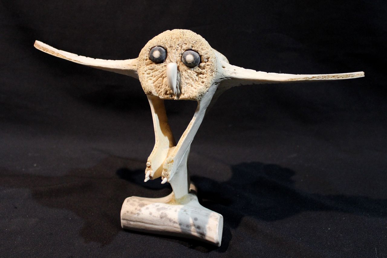 Null 亚当-阿洛鲁特 (1980-2020) 
伯德，2003年 
鲸鱼骨、鹿角和石头的雕塑。签名。
高_26厘米，宽_18厘米，长_37厘米

出处：Br&hellip;