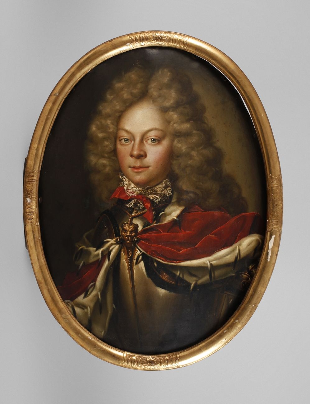Null 克里斯蒂安-希尔巴赫，腓特烈三世的肖像。
一个身穿盔甲的年轻贵族的半身画像，身穿皮毛镶边的紫色大衣，戴着茂盛的海绵假发，这可能是年轻的世袭王子弗里德里&hellip;