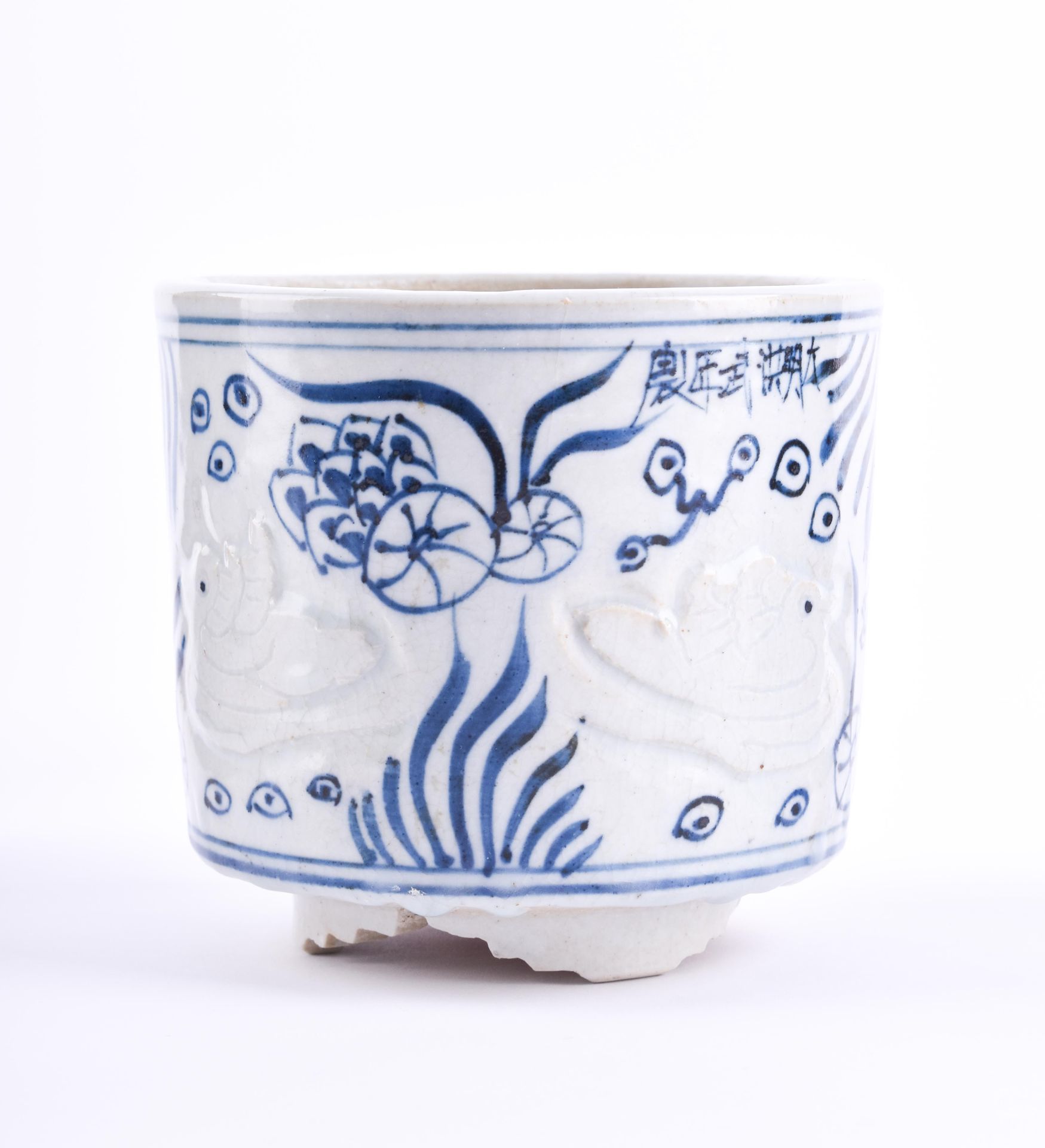 Weihrauchgefäß China Republik Periode mit blau weiss Malerei, umlaufend reliefie&hellip;