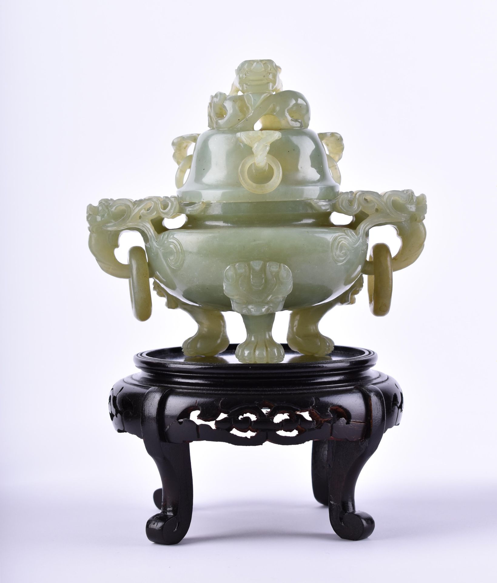 Jade Weihrauchgefäß China Qing-Dynastie on wooden stand, height without stand 15&hellip;